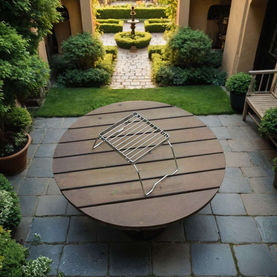 Tashqarida pishirish va BBQ uchun barqarorlashtiruvchi oyoqlarga ega kompakt zanglamaydigan po'latdan yasalgan sayohat grill.