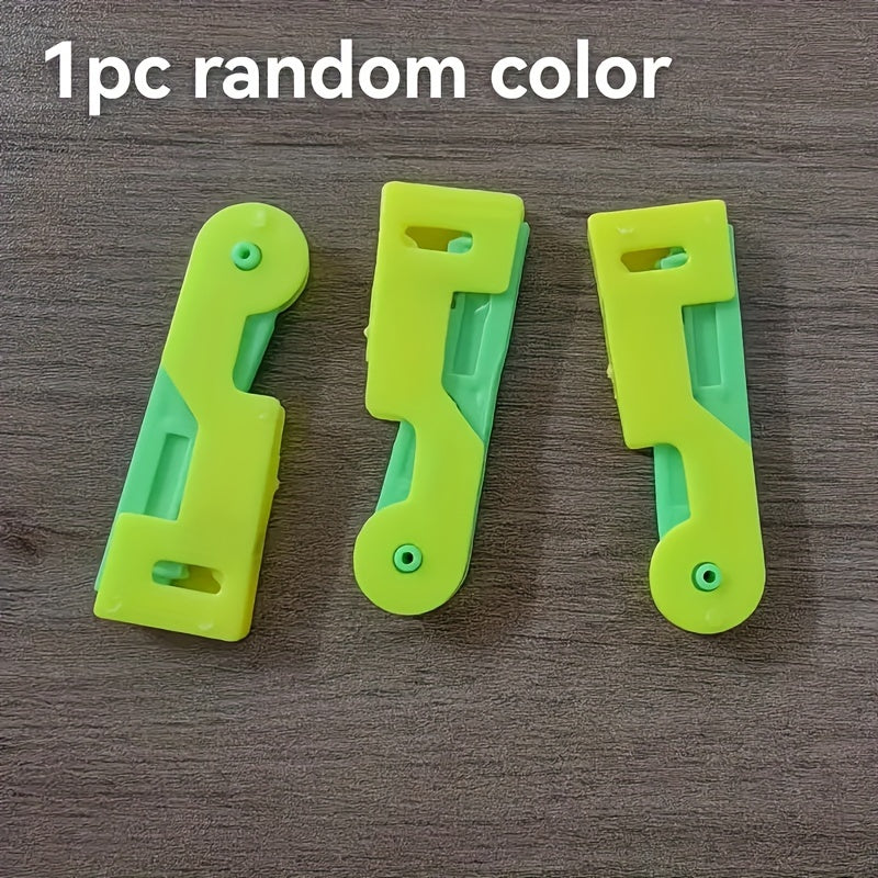 Простой инструмент, который помогает пожилым людям и людям с нарушениями зрения легко заправлять швейные иглы - изготовлен из прочного пластика в нескольких цветах.