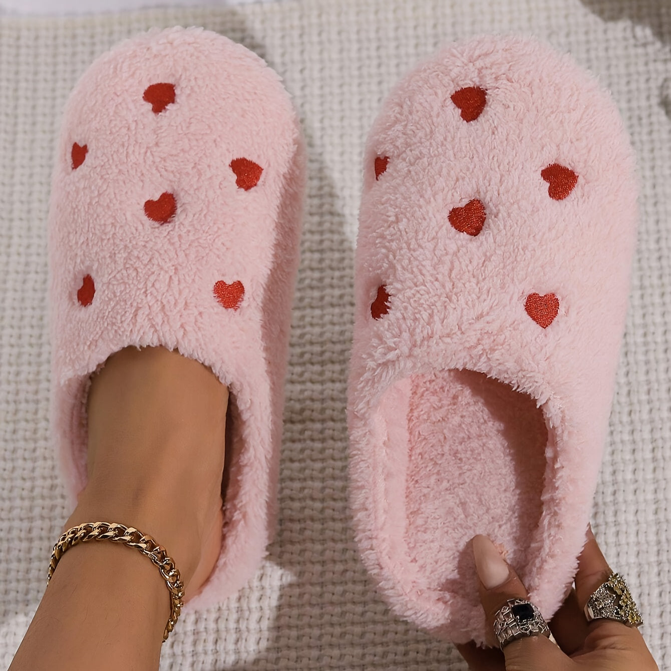 Women's Heart-Shaped Plush Indoor Slippers for Comfort and Home Use