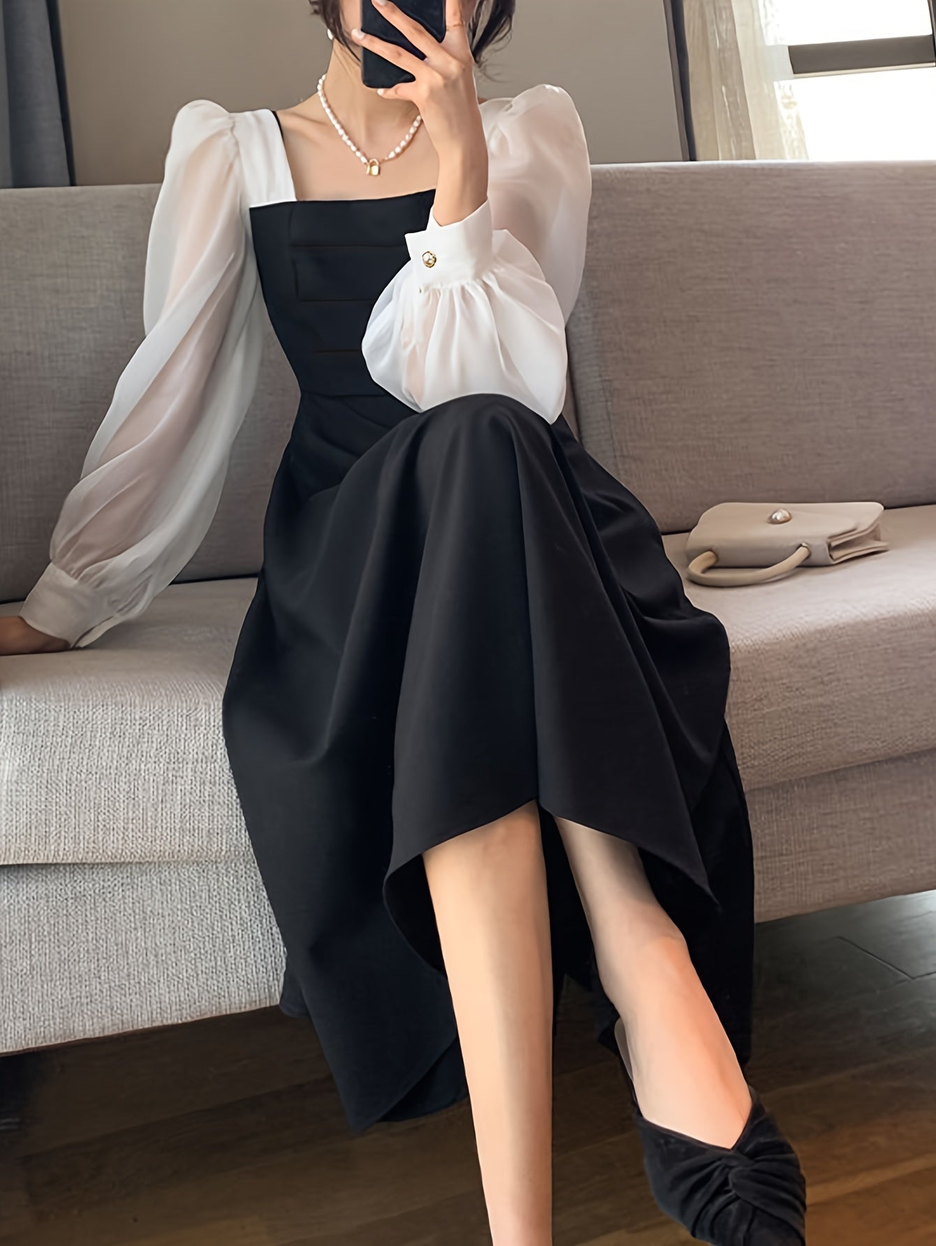 Ayollar uchun qora organza A-chiziqli kiyincha, uzun qo'llar va kvadrat bo'yin bilan