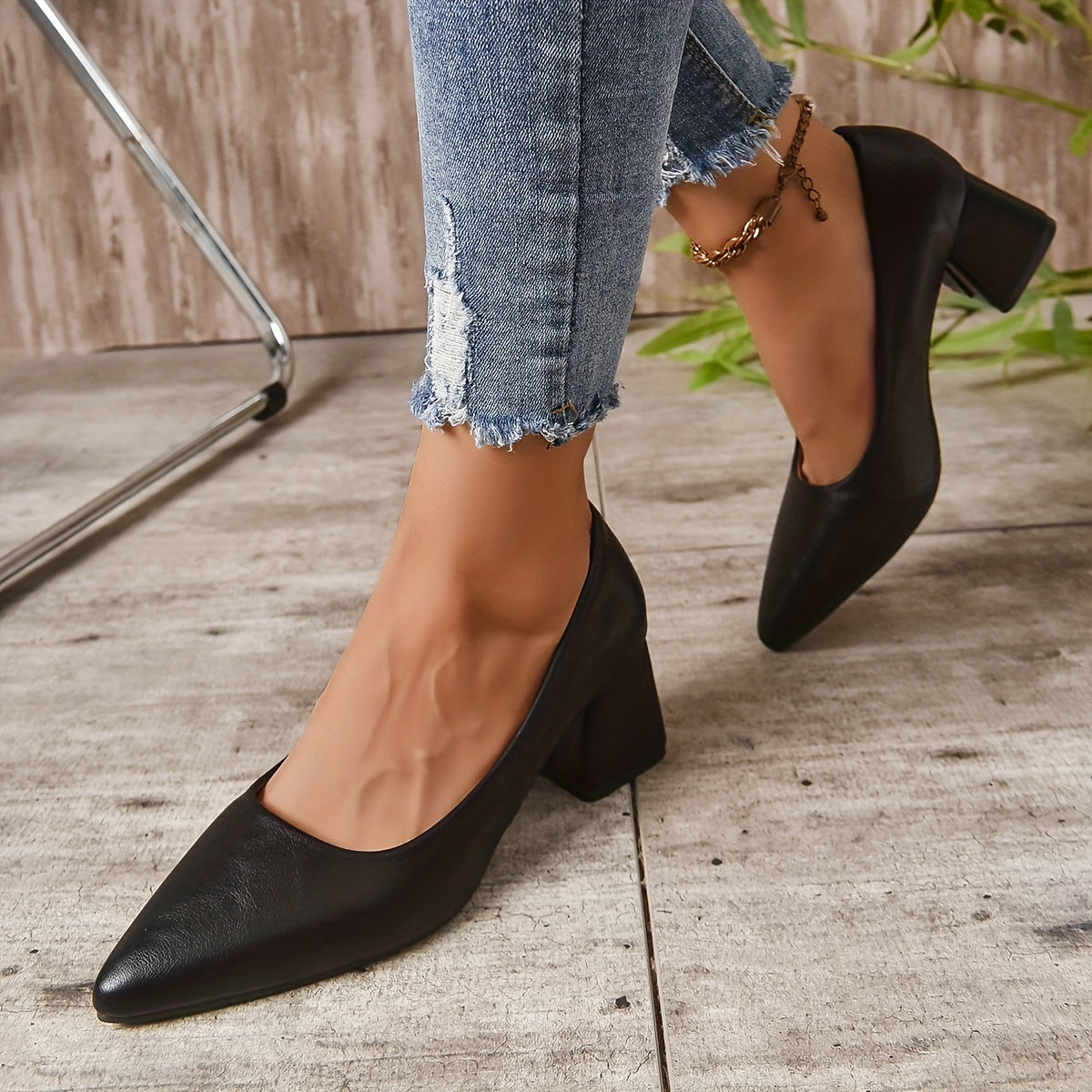 Ayollar uchun to‘g‘ri burchakli va qalin o‘rta poshnali, ofis ishlariga mos rangli pumpalar.