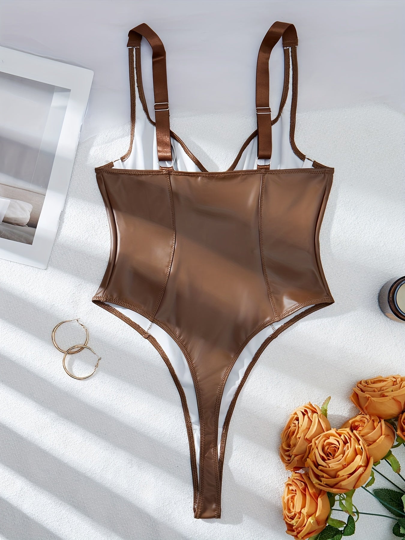 Mono de mujer en caqui con escote en V profundo y tela elástica