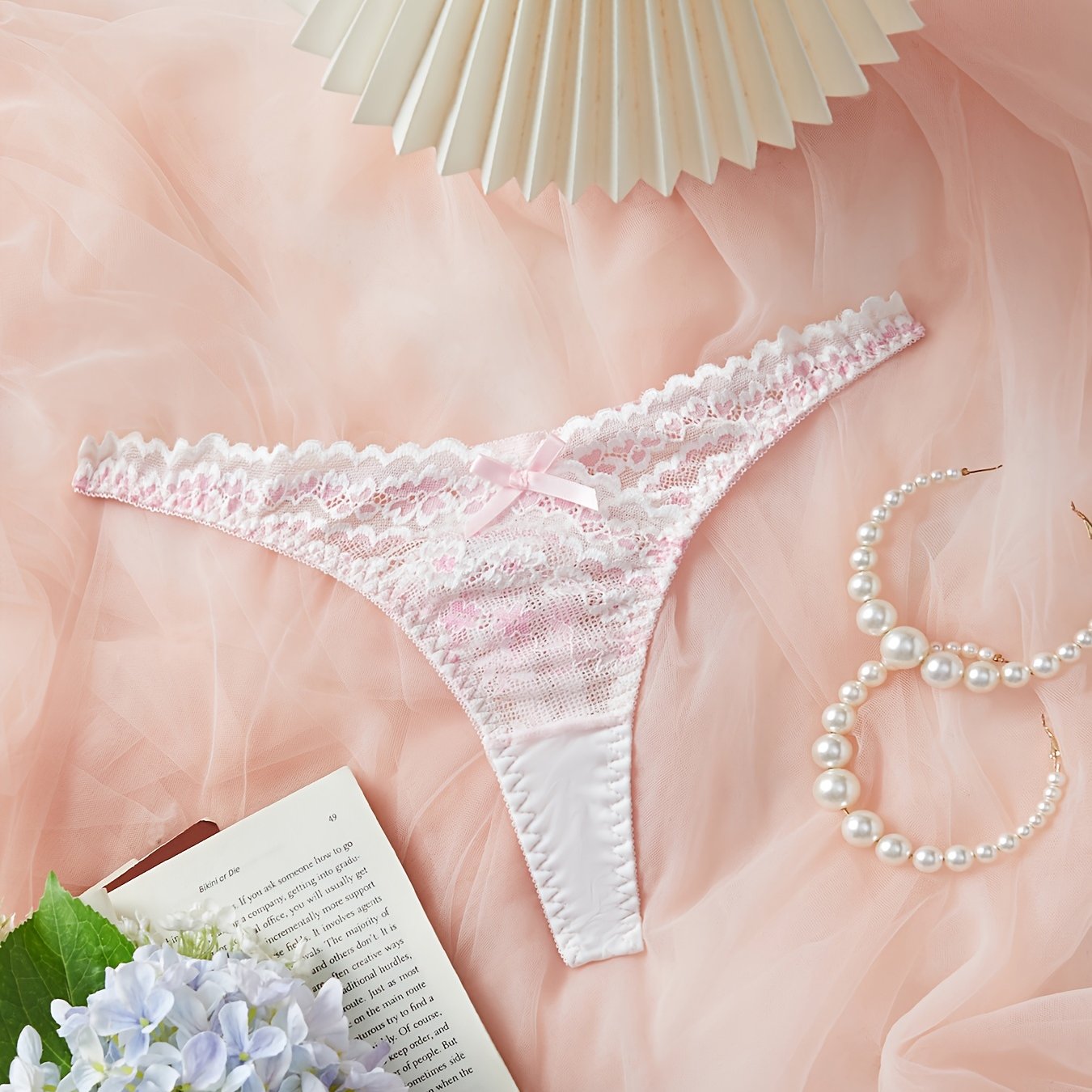 Ayollar uchun jozibali dantel bikini shortlari, past bel bilan, bog'ich tafsiloti bilan, 95% polyester va 5% elastan to'qilgan matodan tayyorlangan, tasodifiy printga ega.