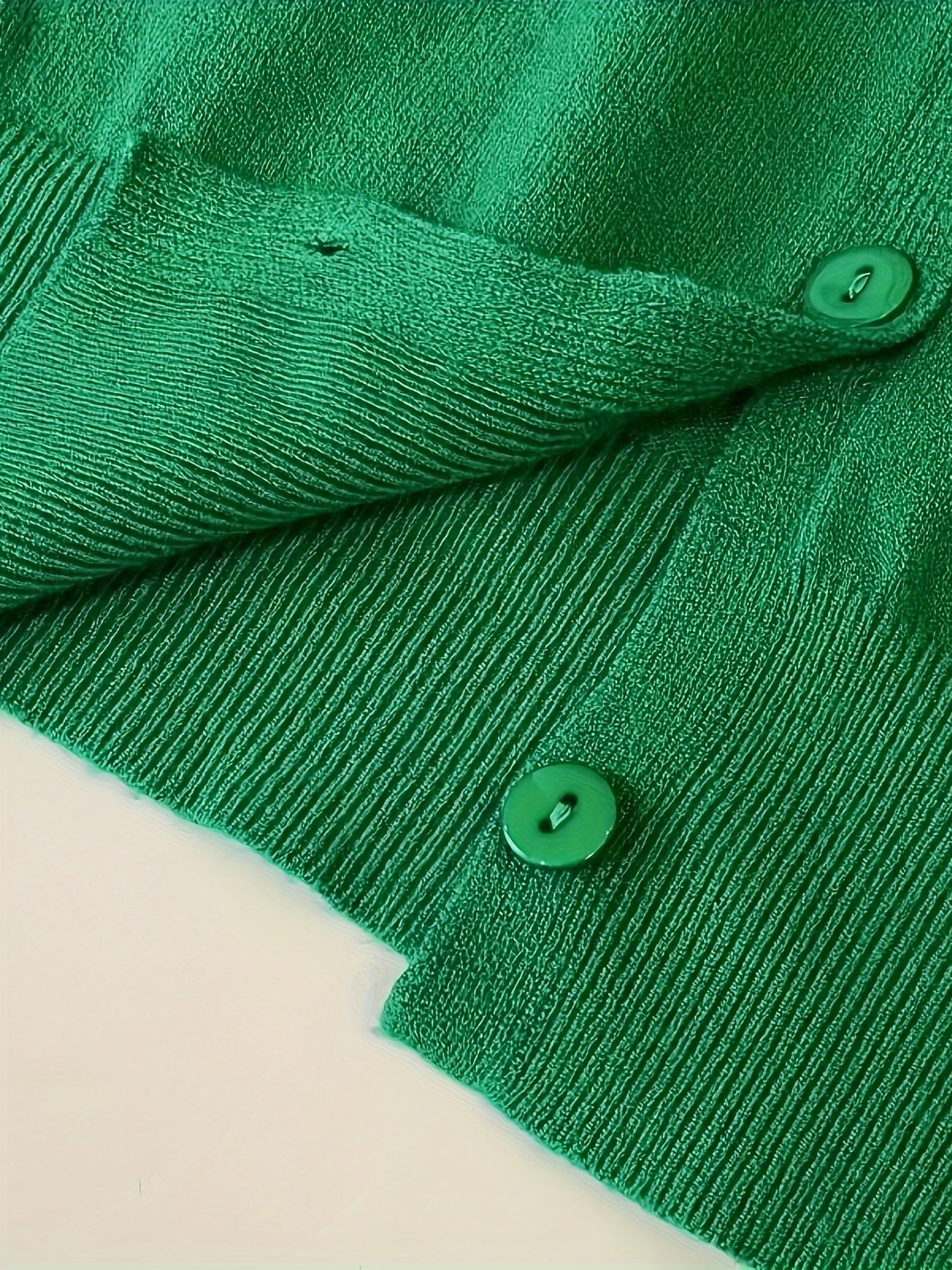 Ochiq ko'krakli sviter to'plami, maqsadli uslubda, 3 ta qismdan iborat.