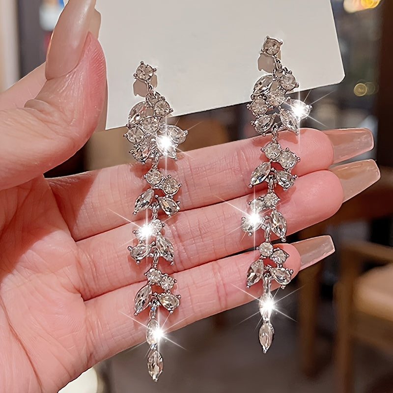 Zarif va modali uzun quyuq tassel bilaguzuklari, sintetik zirkoniya bilan bezatilgan, yuqori sifatli 925 kumushdan tayyorlangan (taxminan 20g). Do'stlar va qiz do'stlariga sovg'a berish uchun mukammal.