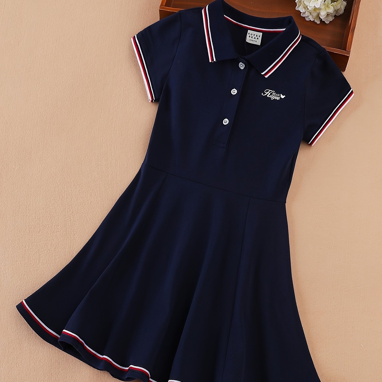 Preppy uslubidagi qizlar uchun paxta ko'ylak, harf tikuvlari bilan, yozgi sport va ochiq havoda faoliyatlar uchun mukammal.