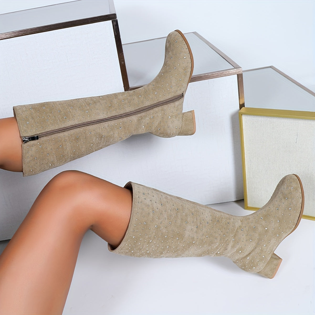 Женские сапоги с украшением из страз на высоком голенище, с молнией и массивным каблуком