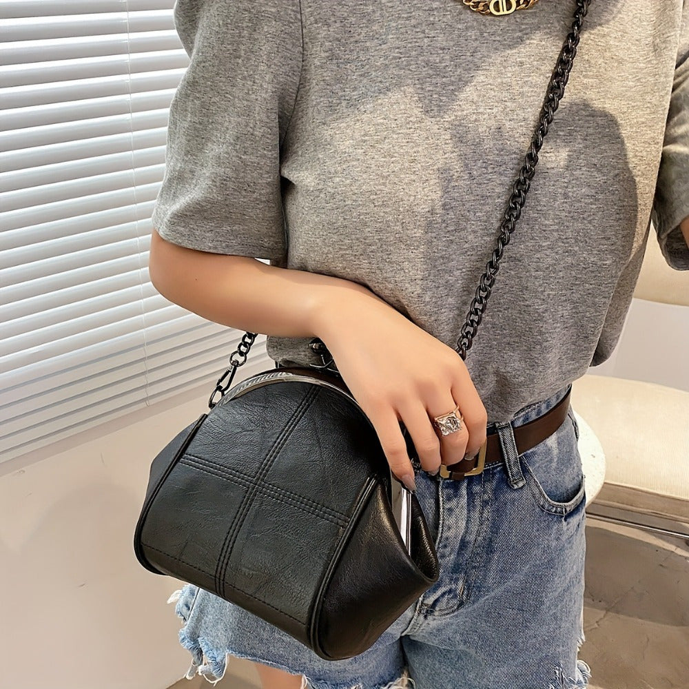 Ayollar uchun Vintage Kiss Lock Clutch kechki sumkasi, Punk Gothic Crossbody dizayni bilan. Oq, qizil yoki qora rangdagi katta sig'imli qobiq dizayniga ega zanjirli yelka sumkasi.