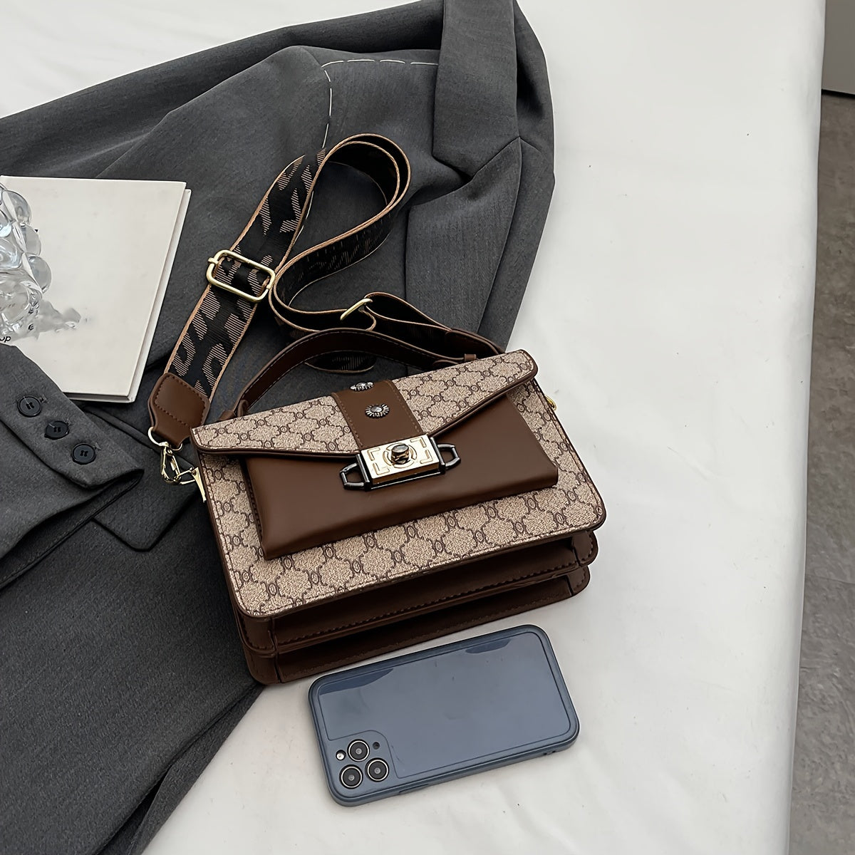 Стильная, просторная маленькая квадратная сумка для женщин среднего возраста с элегантным плечевым ремнем и кроссбоди дизайном.