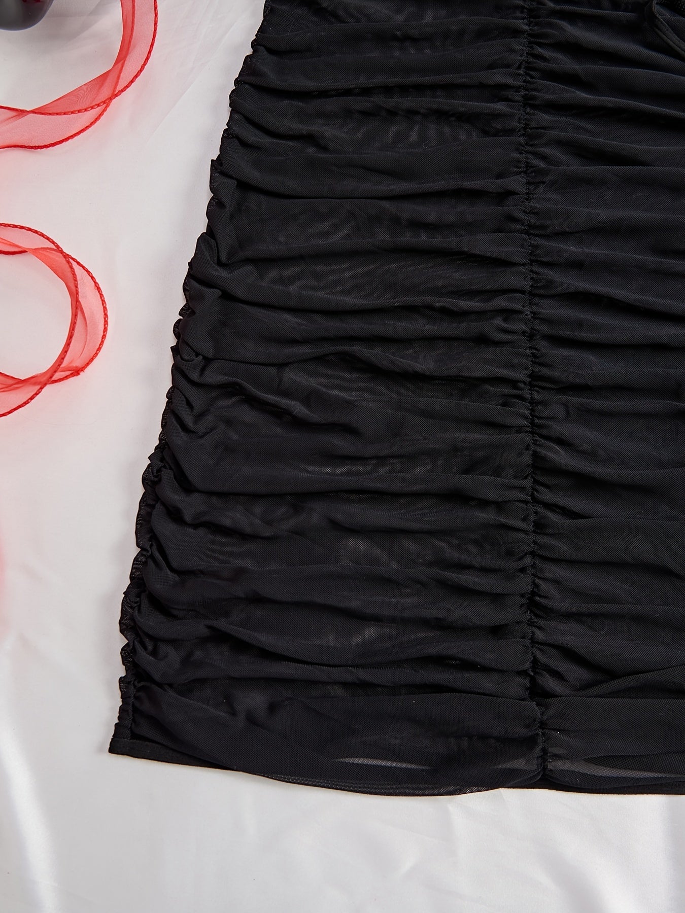 Conjunto de lencería negra para mujer con vestido de malla fruncida y tanga