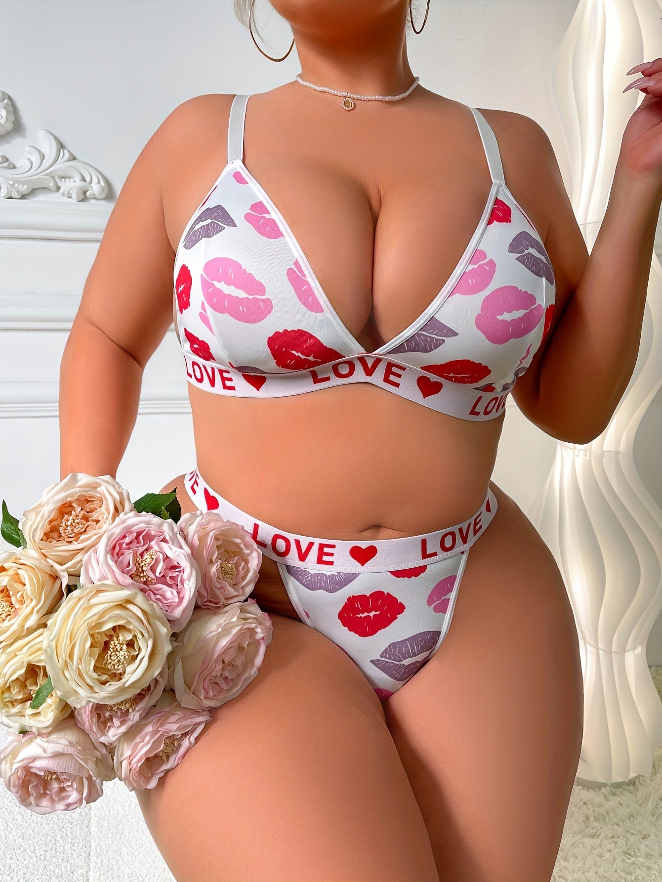 ayollar uchun katta o'lchamli ichki kiyimlar to'plami, Kiss print, chuqur V shaklidagi bra va thong, 2 ta qism