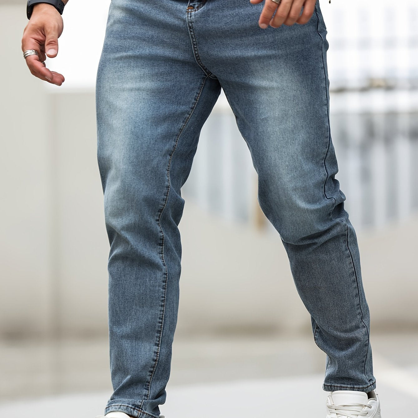 Erkaklar uchun plussiz skinny jinsilar 68% paxta, 24% polyester, 6% tencel va 2% elastan dan tayyorlangan. Oddiy rangli denim, cho'ntaklar va o'rtacha cho'zilish xususiyatlariga ega. Har mavsum uchun mos.