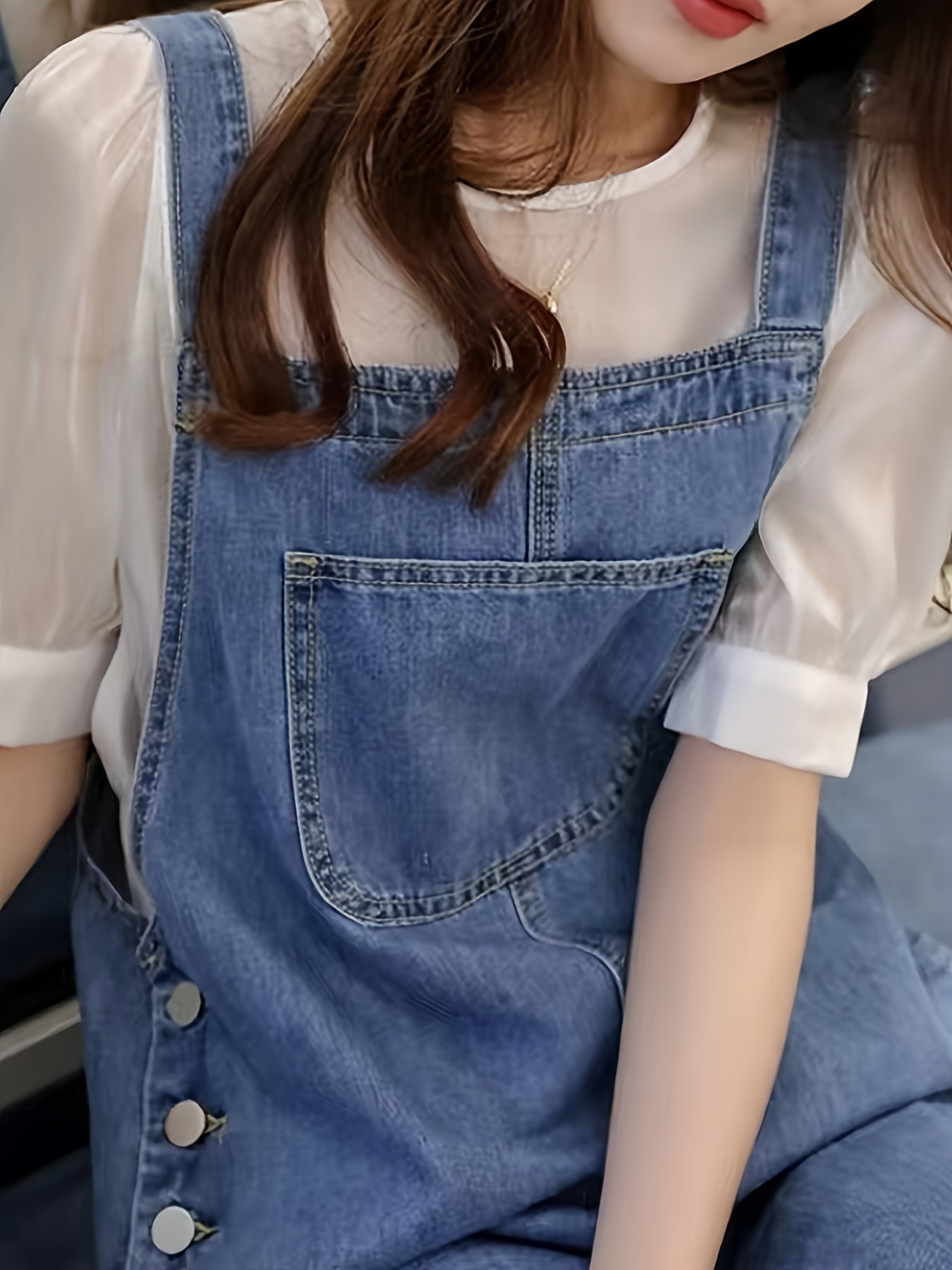 Ayollar uchun old tomonida cho'ntaklari bo'lgan keng kesimli denim overall ko'ylagi.
