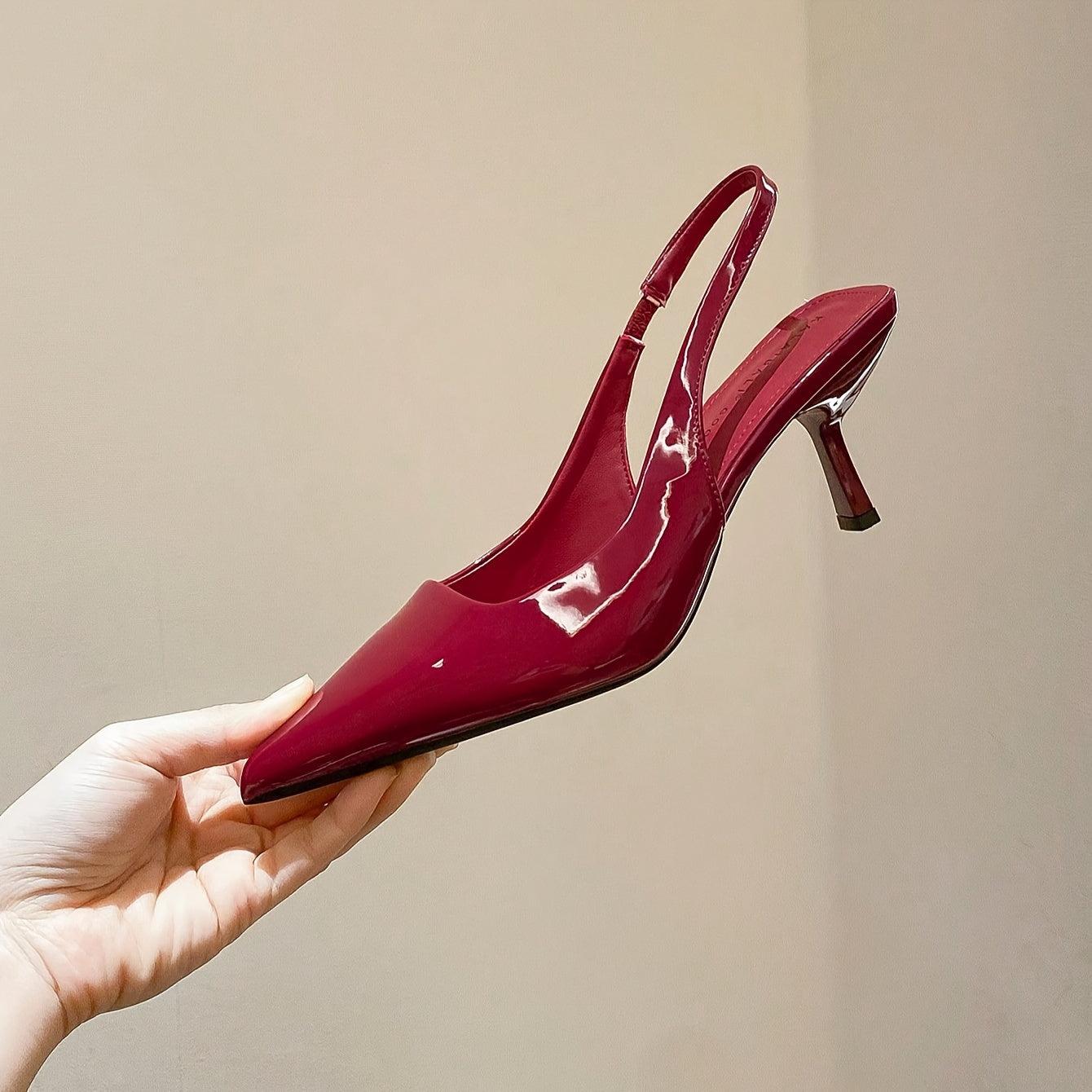 Шикарные туфли-слингбеки с заостренным носком, высоким каблуком-стилето, ремешком на щиколотке и искусственной обивкой в универсальном французском стиле для любого сезона.