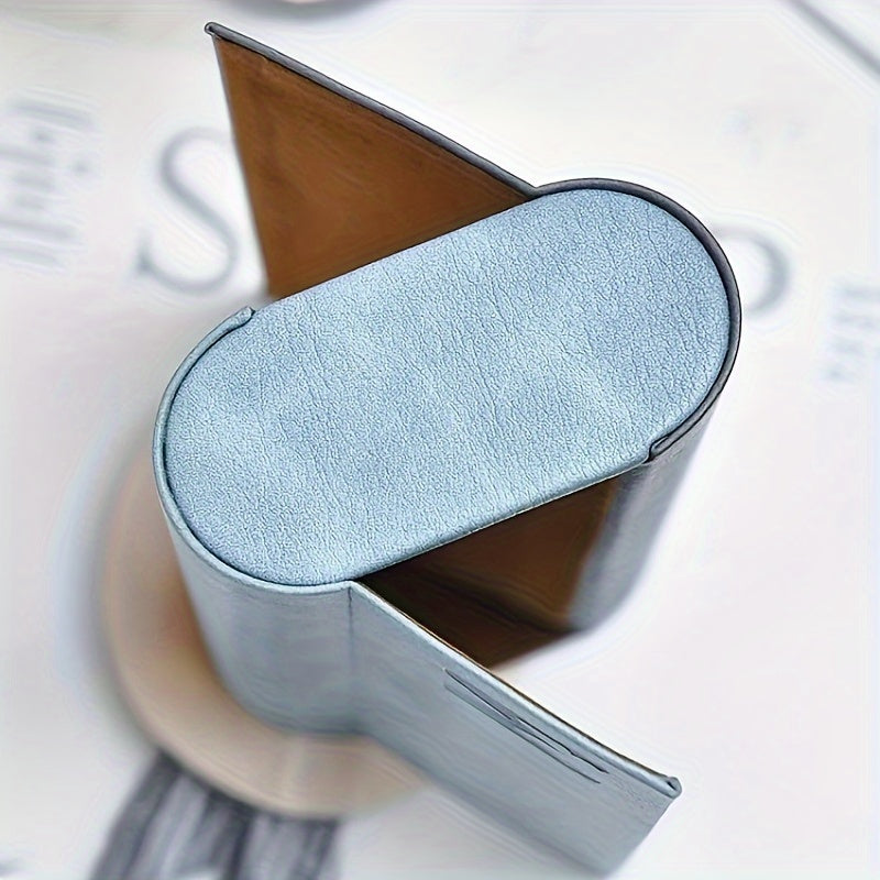 Zamonaviy ikki qatlamli ko'zoynak qutisi mustahkam sun'iy charmadan tayyorlangan. Ushbu portativ va modali quti 2 juft ko'zoynakni saqlashi mumkin va chizishdan himoyalangan ko'k yoki to'q sariq rangda mavjud.