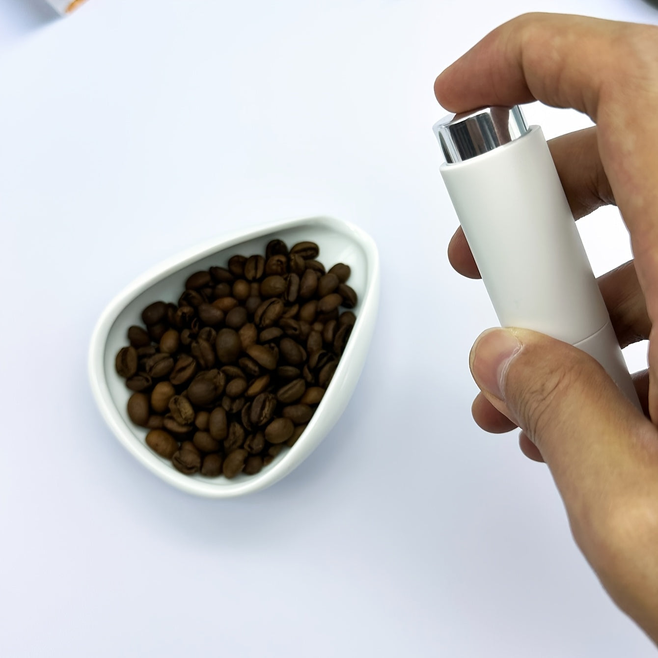 Набор подставок для мерных чашек с белыми кофейными зернами, бутылкой для воды и весовой тарелкой