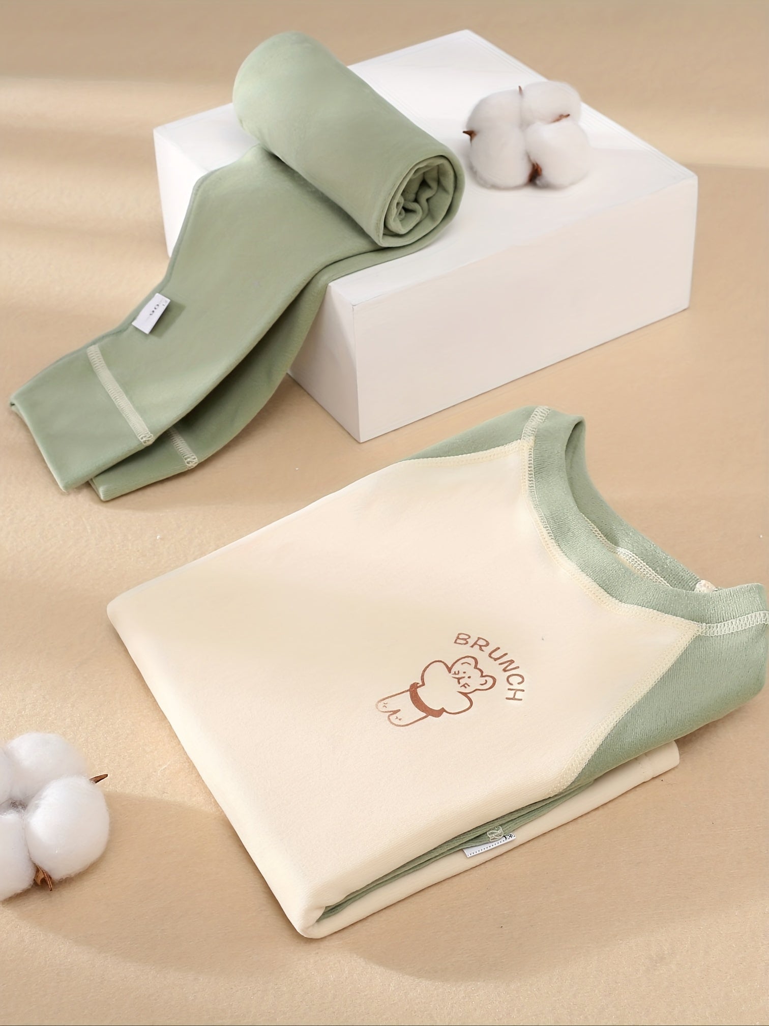 Qizlar va o'g'il bolalar uchun mo'ljallangan, uzun yengli ko'ylak va shimlardan iborat, iliq polyester aralashmasidan tayyorlangan, kuz/qish mavsumi uchun ideal bo'lgan qulay bolalar multfilmlaridagi hayvonlar printli kiyim to'plami.