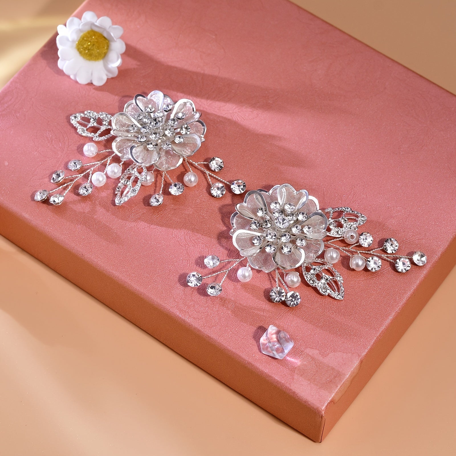 Ayollar uchun o'rmon uslubidagi qo'lda to'qilgan olmos gul tarmog'i to'y poyafzali, oltin bargi bilan qulflangan va sun'iy marjon dizayni bilan