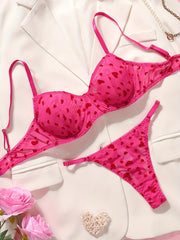 Tarmoq sevgi naqshli, orqasiz ichki kiyim to'plami, spaghetti bilaklari va thong. Jinsiy intim kiyim izlayotgan ayollar uchun mukammal.