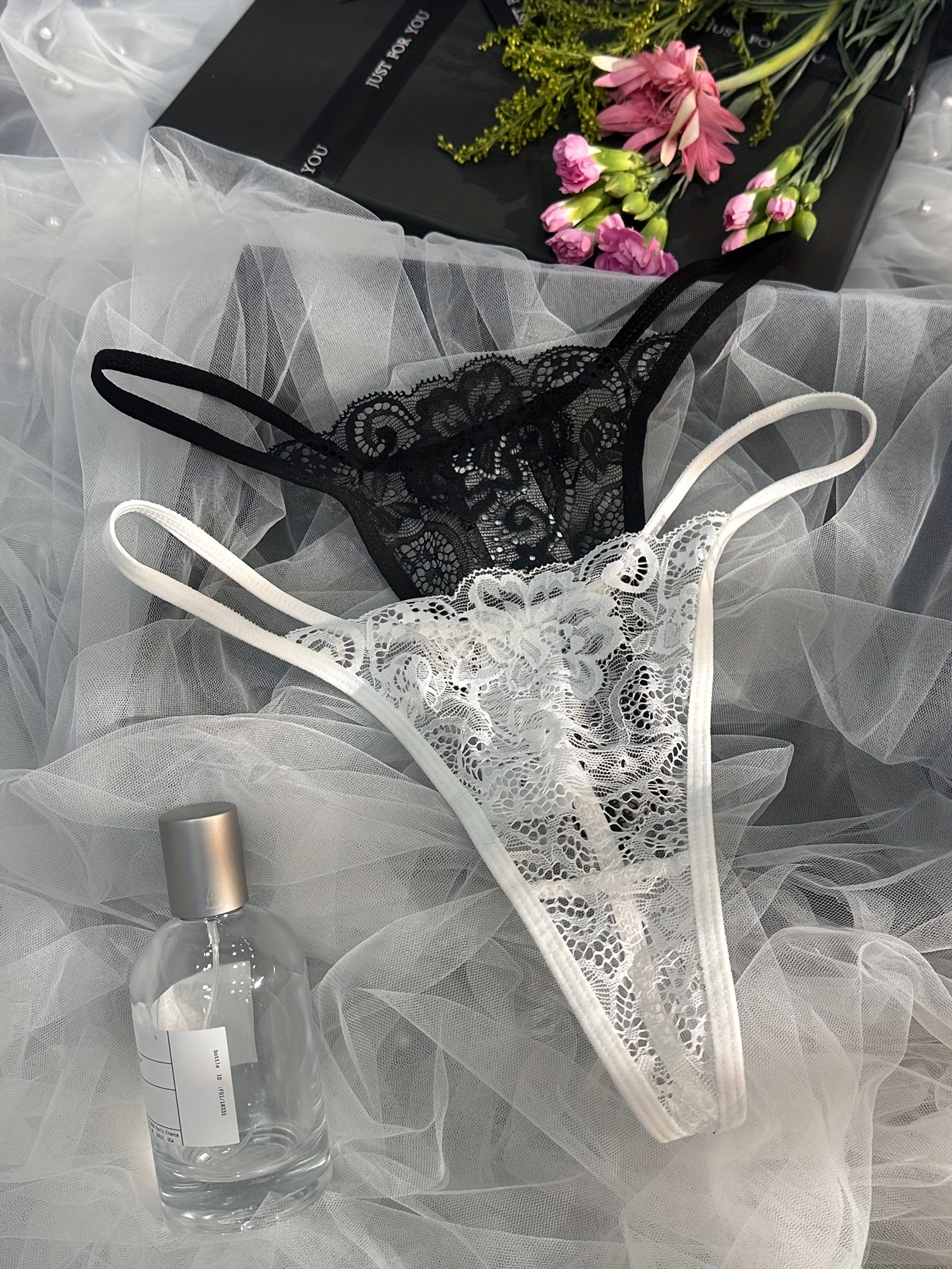 Ayollar uchun dantelli bikini to'plami: jozibali, rang-barang va nafis, o'rta balandlikdagi bel va to'qilgan mato bilan.