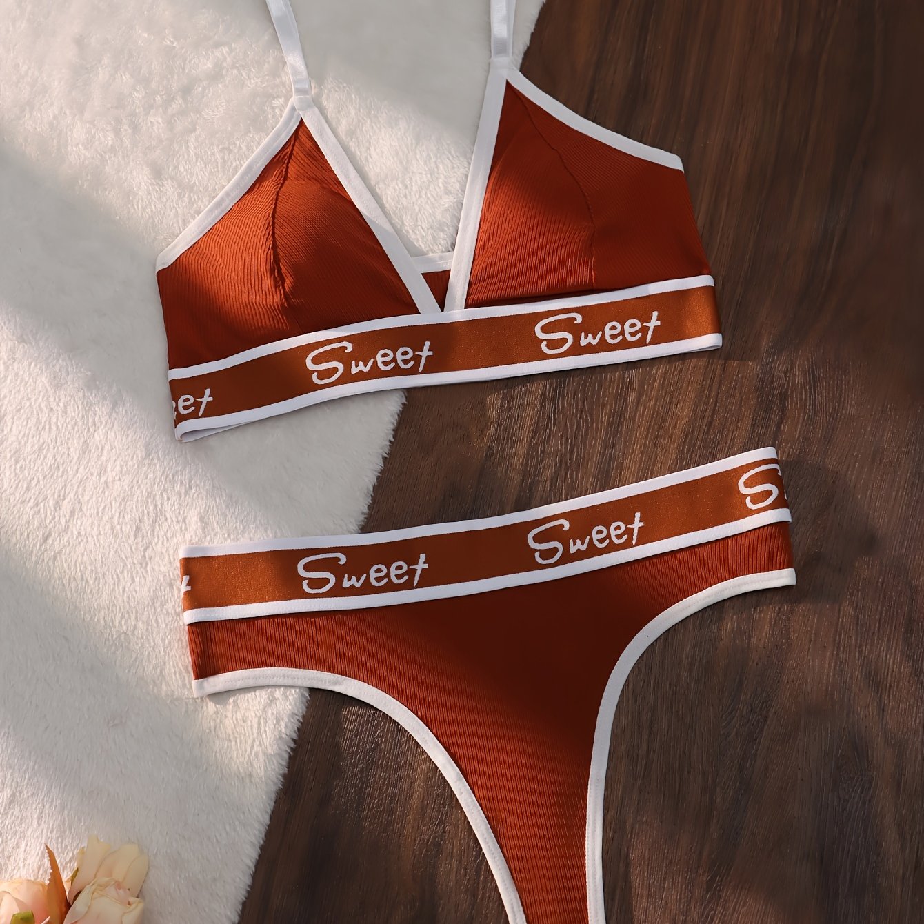 Ayollar uchun rangli blokli kamzuli brassiy va thong bilan harf bosma, sport ichki kiyim to'plami.