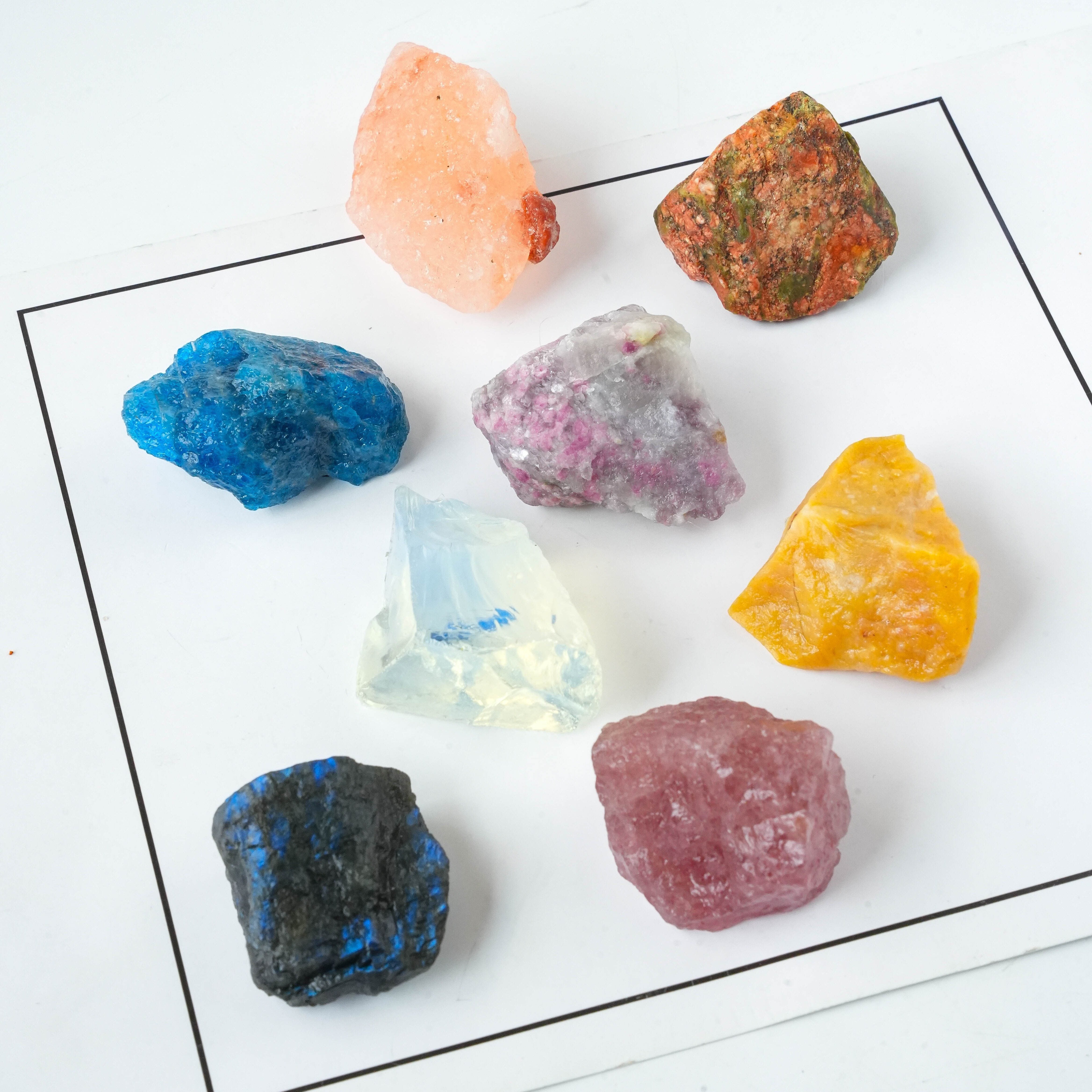 Набор из 8 крупных натуральных кристаллов и камней в коллекционной коробке из кристаллического гема