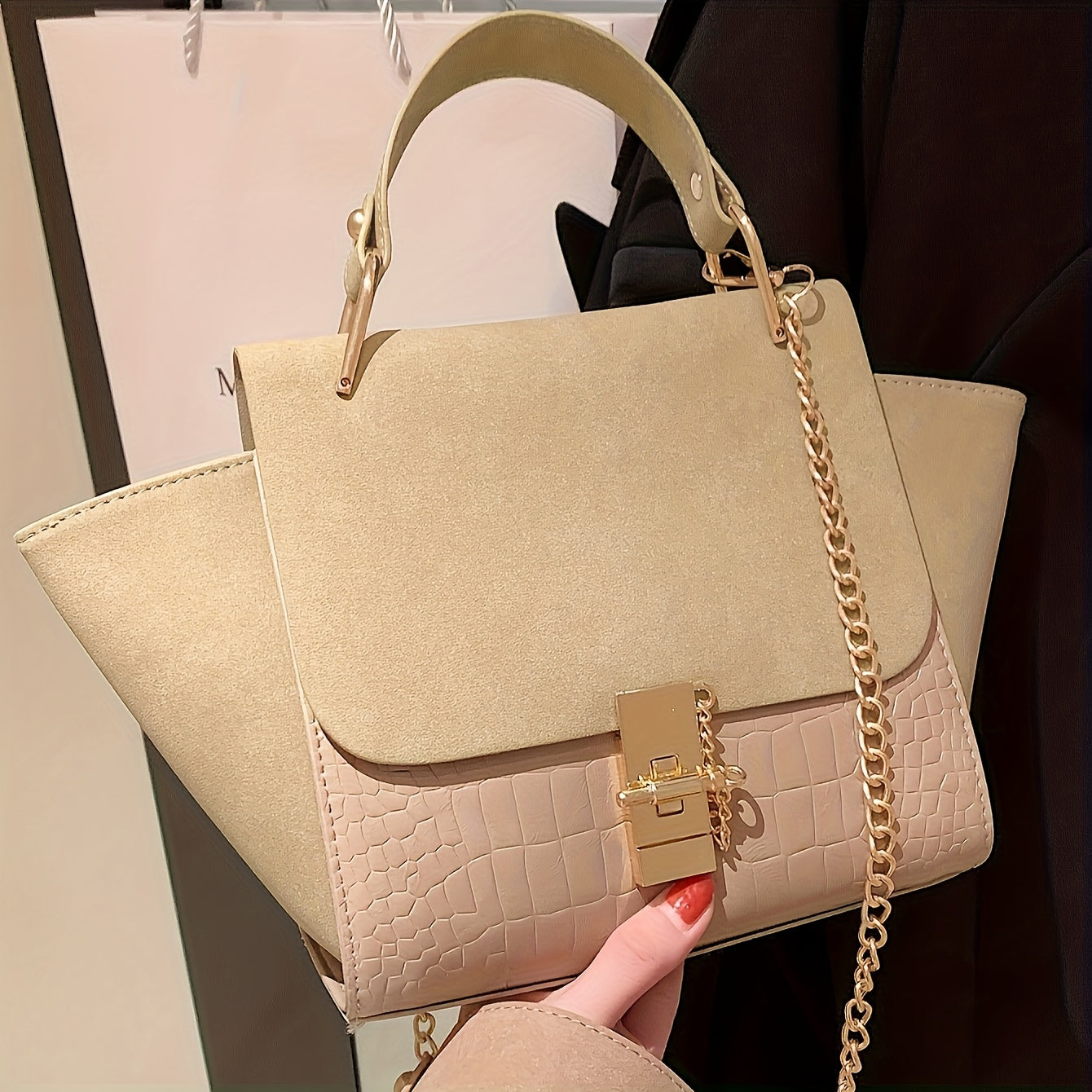 Metallik aksentlar, zanjirli belbog', burama qulflanish va polyester astar bilan bezatilgan zamonaviy khaki sumka.