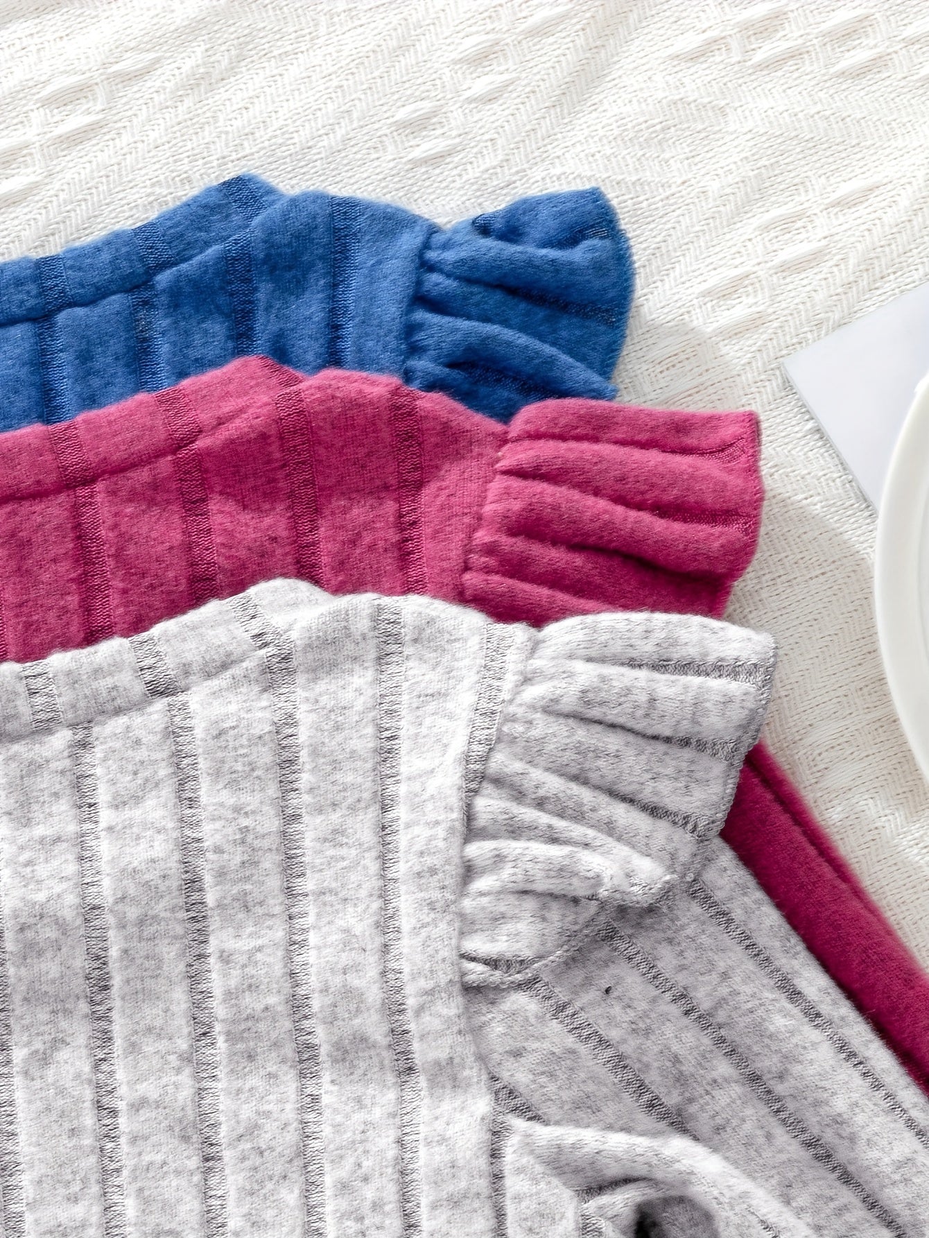 Conjunto de pantalones con campana de manga larga para niñas con accesorios de oreja de madera para primavera y otoño