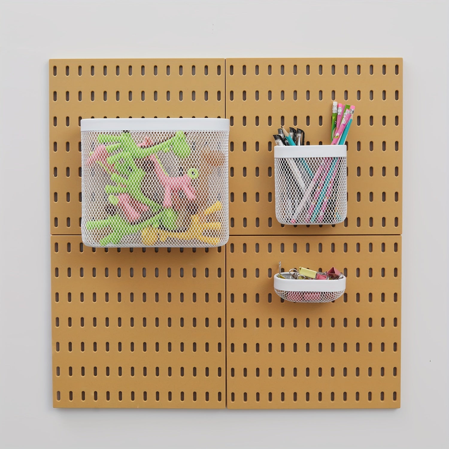 1 dona pegboard va aksessuarlar, shu jumladan quti, plastinka, ilgichlar, assorti, chashka ilgichlar, asboblar uchun ushlagich, turli joylar uchun saqlash tashkilotchisi.