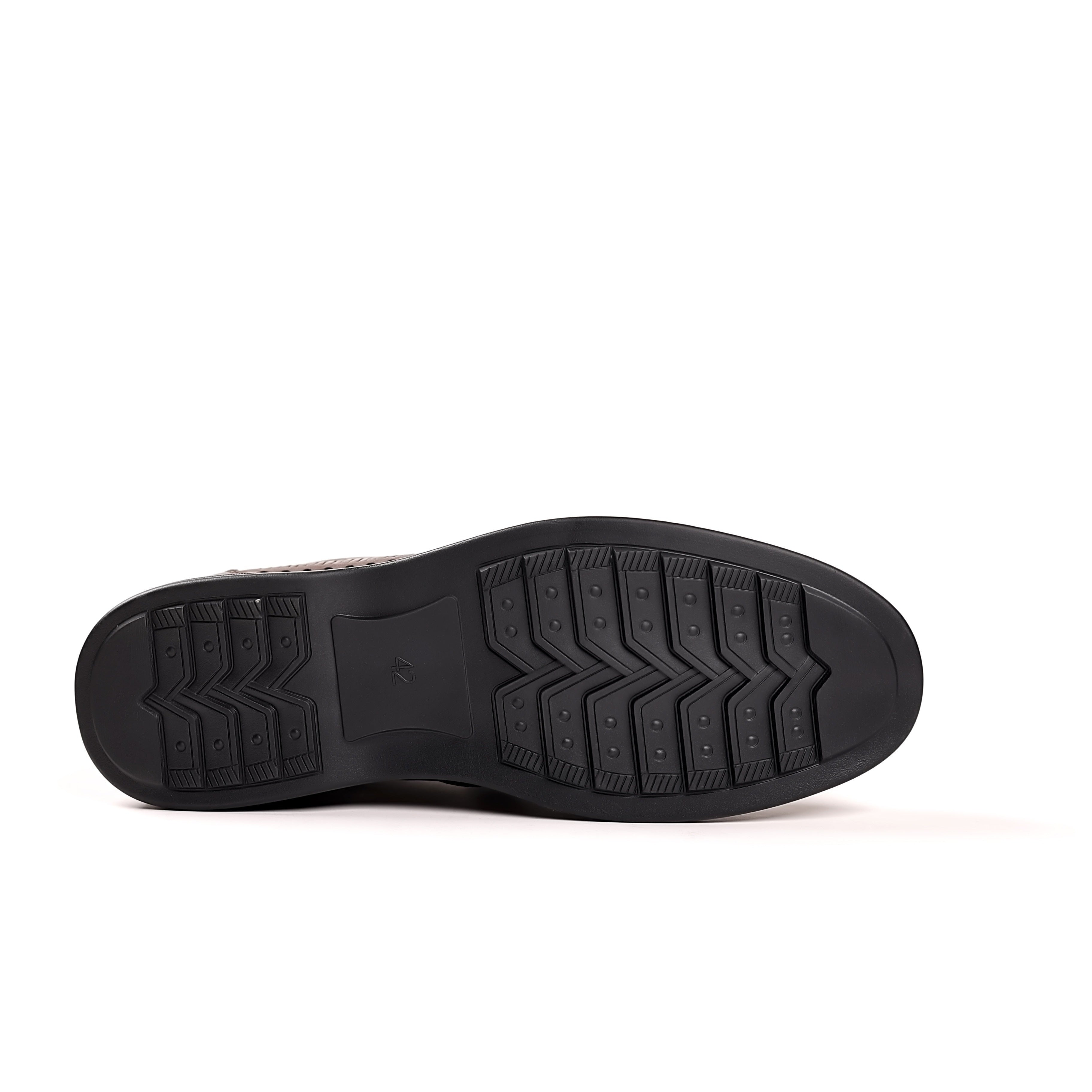 Katta o'lchamdagi erkaklar uchun klassik slip-on loferlar, qulay va mustahkam, sirpanmaydigan tagliklar bilan.