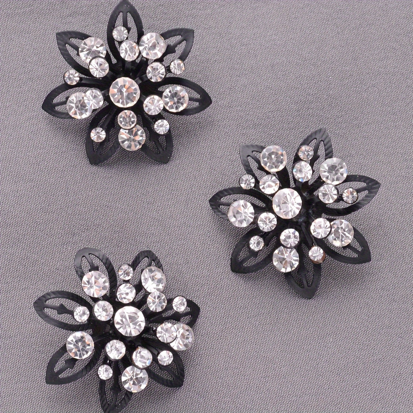 Kiyimlar va kostyumlar uchun 3 ta rang-barang gul bezakli rhinestone tugmachalar to'plami