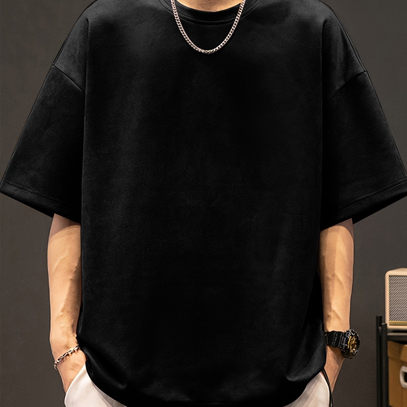 Erkaklar uchun suedette futbolka: Keng kesim, qisqa yenglar, yozgi ochiq havoda kiyish uchun mukammal.