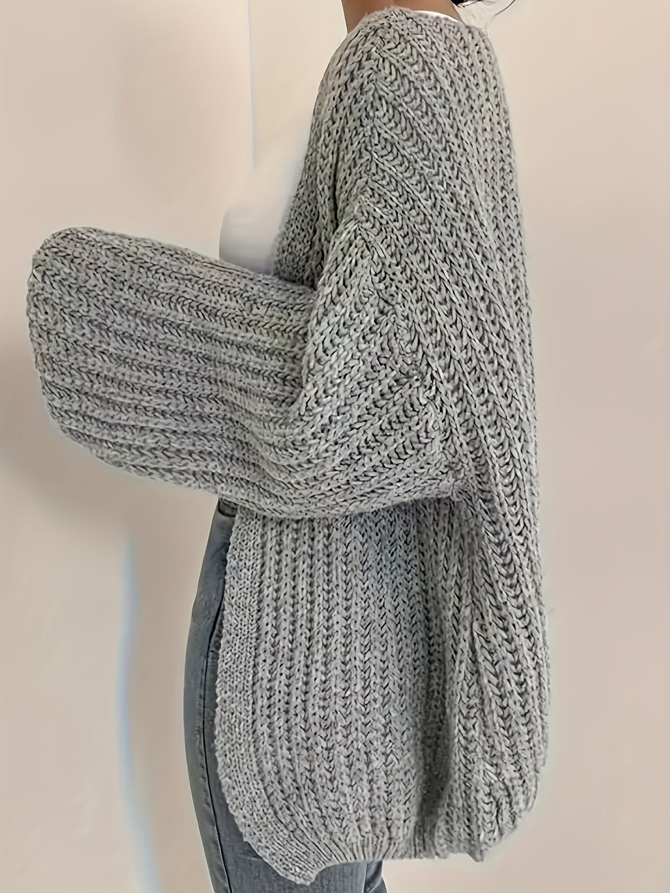 Ayollar uchun keng hajmli yengil kulrang kardigan, uzun yengli ochiq oldi sviter