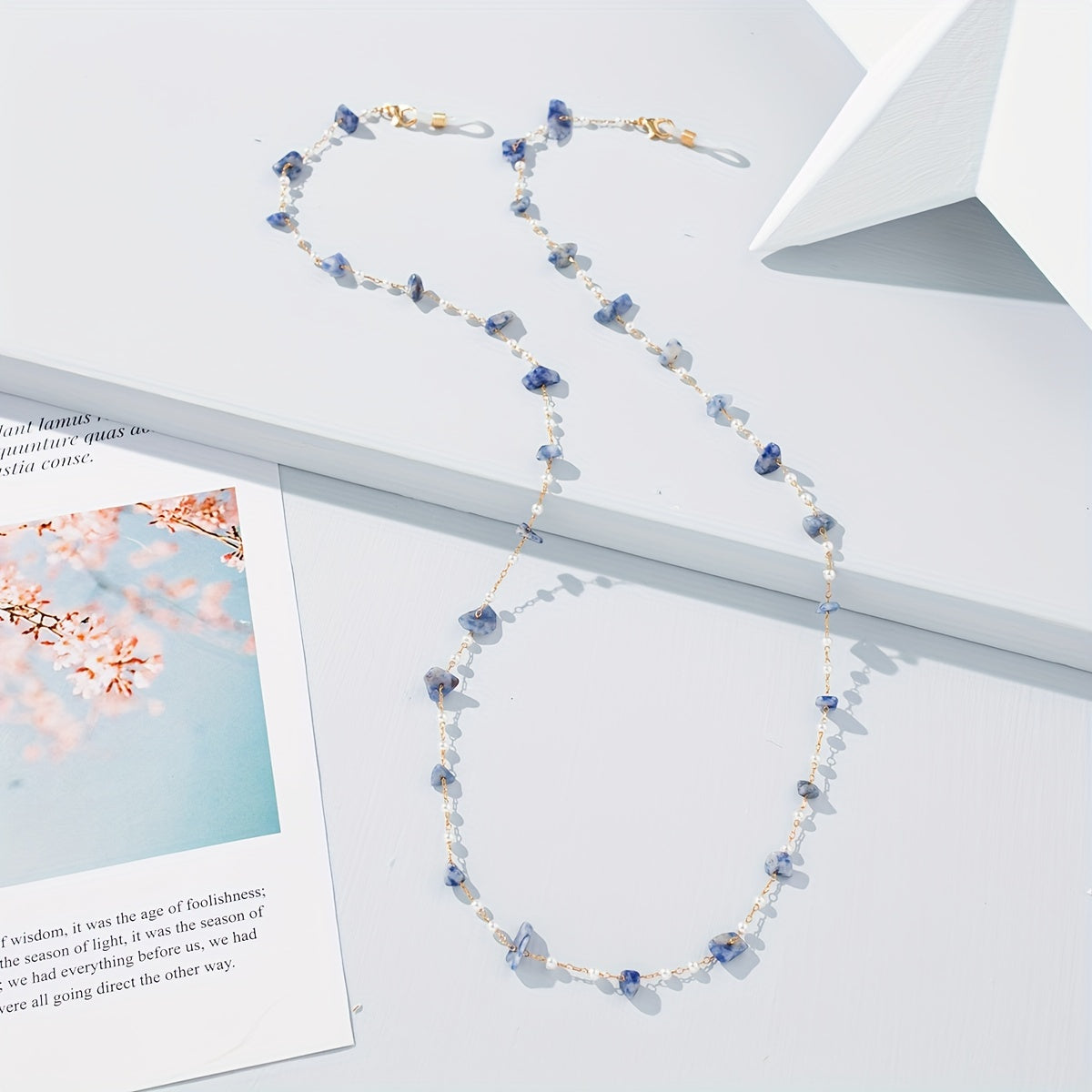 Nozik halter ko'zoynak zanjiri, notekis maydalangan tosh va aralash materiallardan tayyorlangan, ayollar uchun mukammal.