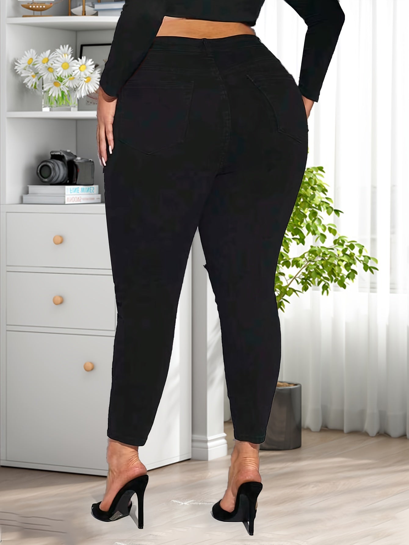 Ayollar uchun plussiz o'lchamdagi yirtilgan jinsilar, yuqori cho'zilish va yuqori bel tugmachali.