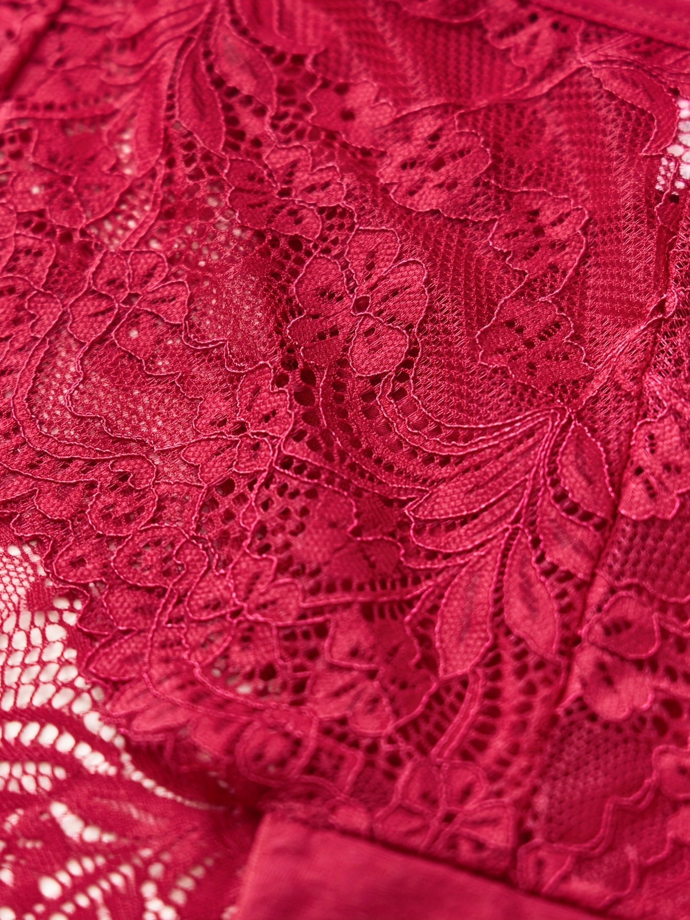 1 juft ayollar uchun dantelli qirralangan ichki shimlar, har kuni kiyish, uxlash, uchrashuvlar va yengil sport uchun yumshoq, nafas oladigan nylon aralashmasidan tayyorlangan. Qiziqarli va yarim shaffof dizayn.