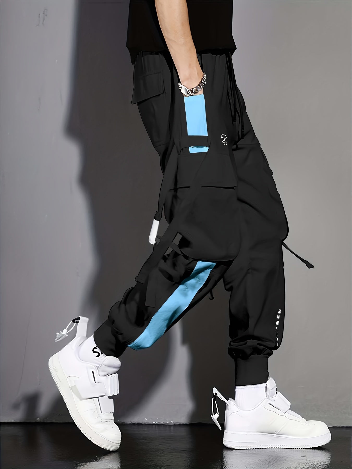 Erkaklar uchun zamonaviy, havo o'tkazuvchi rangli blokli kombinezonlar, ko'p cho'ntakli lenta dizayni bilan. Yoz va yugurish uchun ideal.