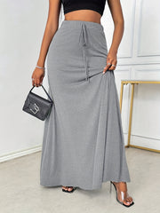 Falda larga de mujer de talla grande en gris carbón, de cintura alta, que estiliza, casual