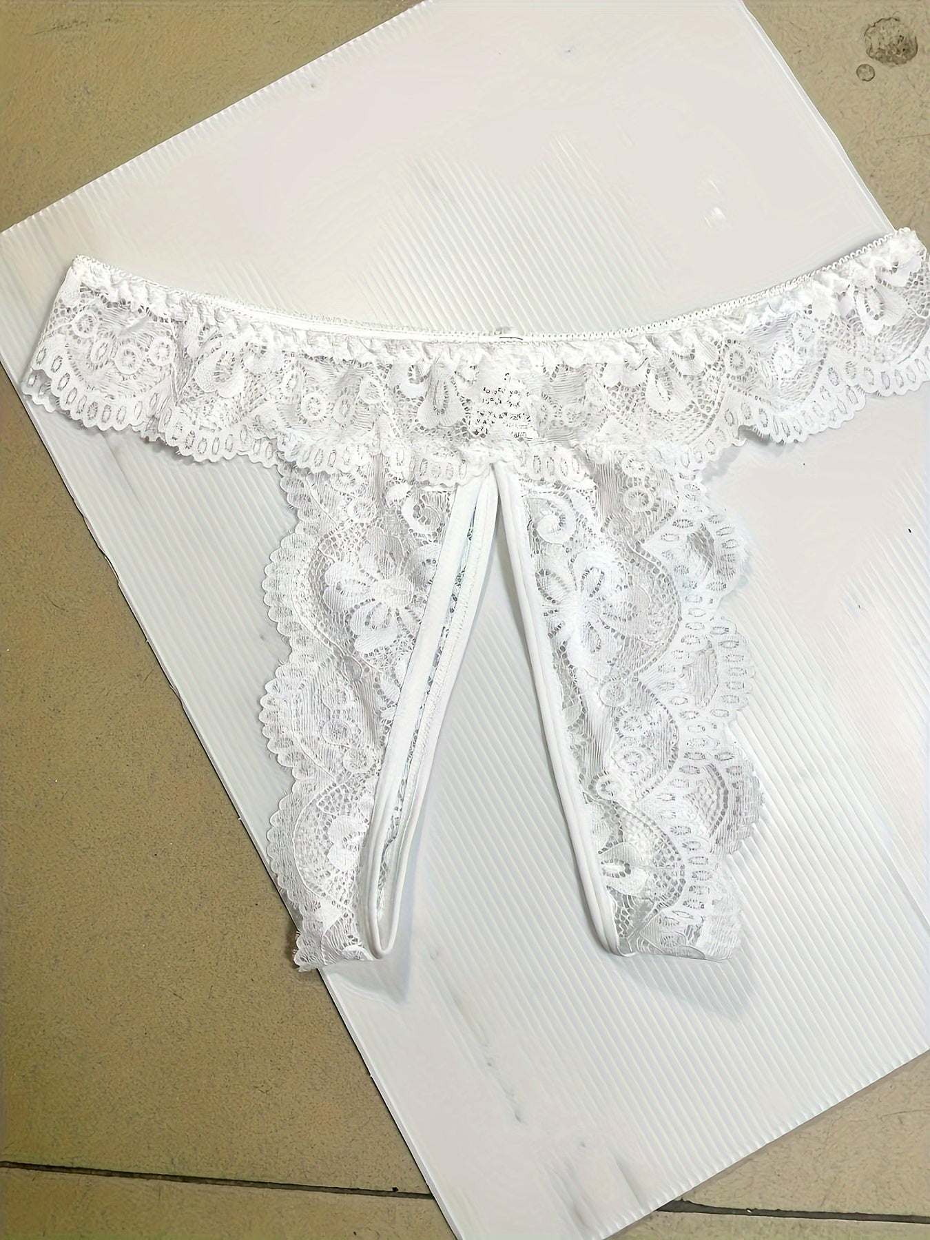 Трусики-стринги для взрослых с кружевной отделкой, случайным принтом и трикотажной тканью, только для взрослых.