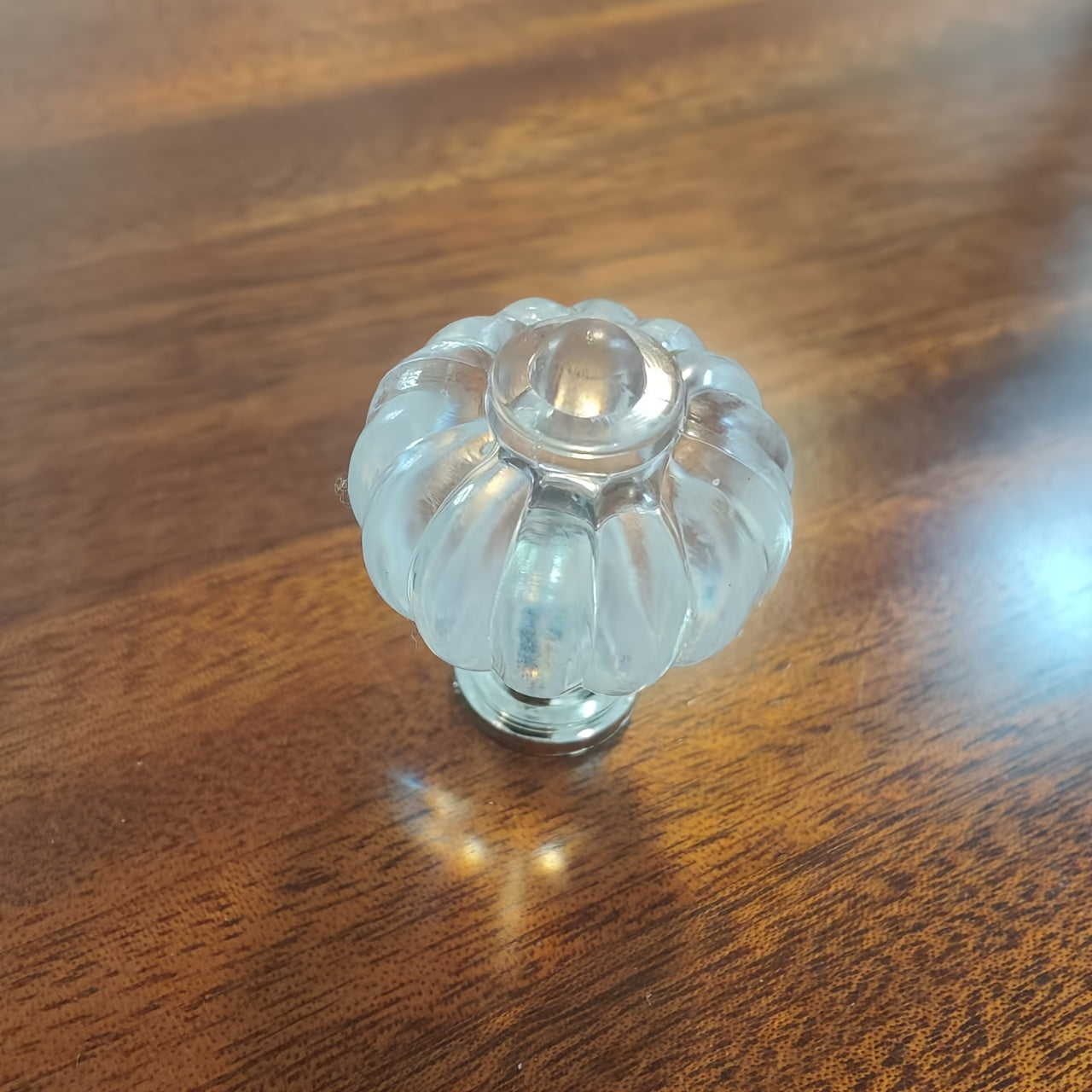 Акриловые ручки из пластика для ящиков, шкафов и гардеробов теперь предлагаются в золотистых и серебристых оттенках.