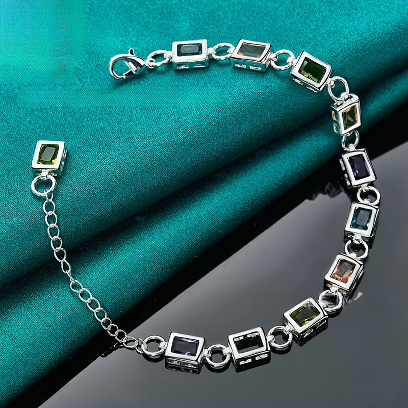 Ko'p rangli sintetik zirkoniy bilan bezatilgan, uslubiy kumush qoplamali mis bilaguzuk, yapon va koreys moda tendentsiyalarini ifodalaydi, har qanday ko'rinishni oshirish uchun ideal zargarlik buyumi, kundalik kiyim yoki maxsus tadbirlar uchun mukammal.