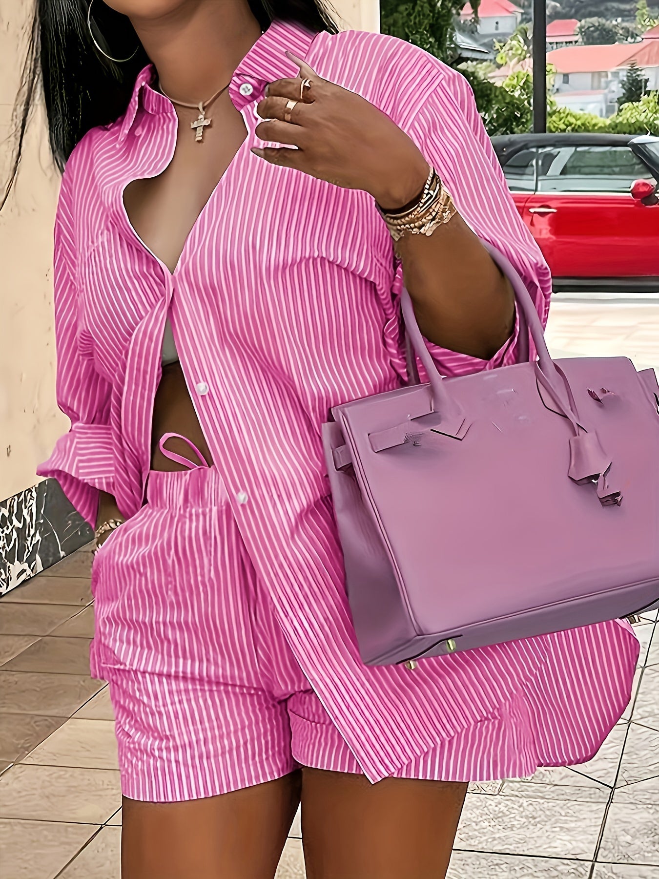 Pushti chiziqli ikki qismli to'plam, uzun qo'lqopli tugmachali ko'ylak va elastik belga ega shortlar bilan. Cho'zilmaydigan polyesterdan tayyorlangan va mashinada yuvish mumkin. Norasmiy foydalanish uchun ideal.