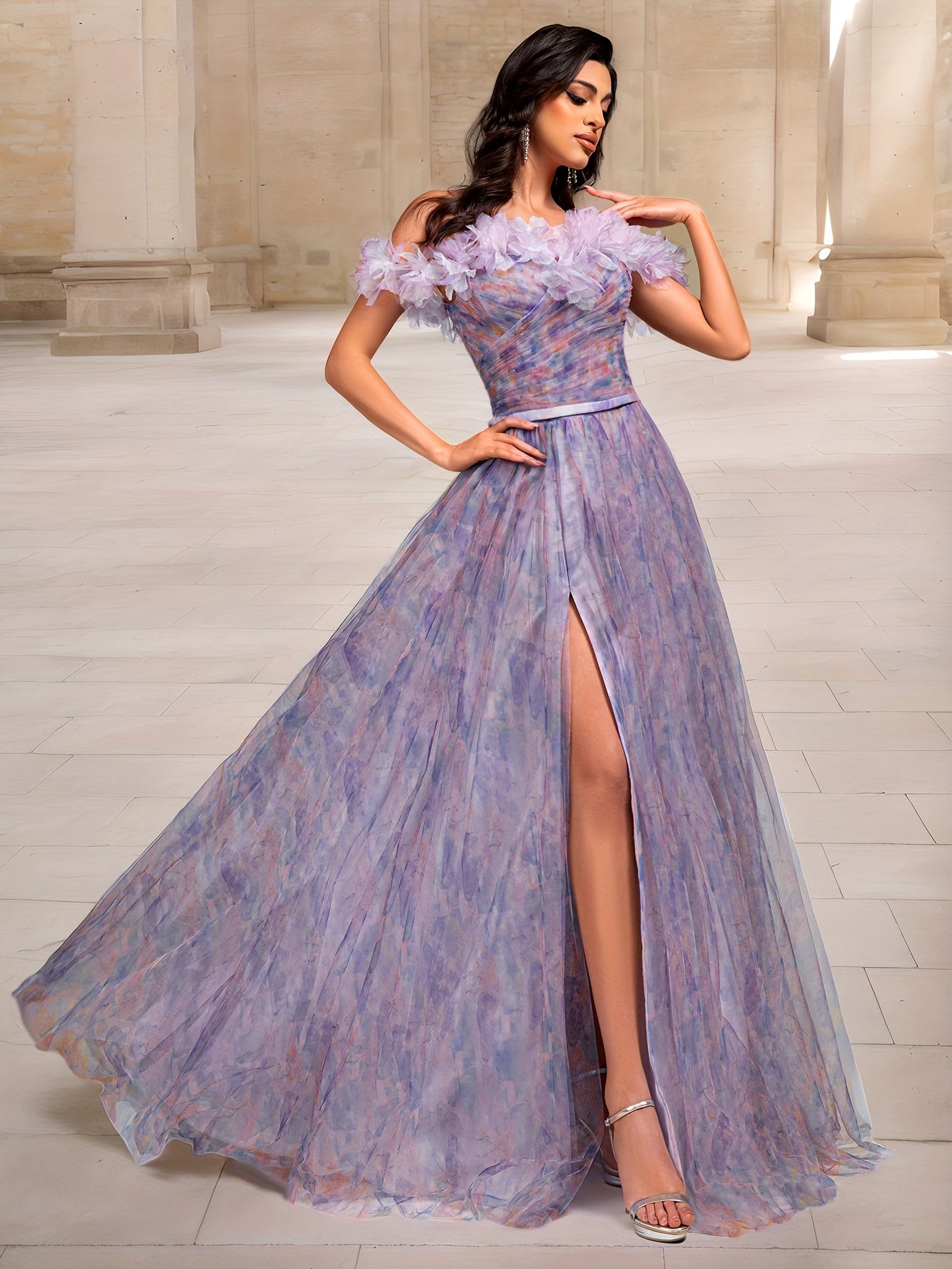 Ajoyib binafsha rangli gullar bilan bezatilgan yelka ochiq kechki libos, polyester tülidan tayyorlangan, yuqori belga ega va to'liq uzunlikda, yuqori qismida yirtilgan kesim bilan rasmiy tadbirlar uchun.