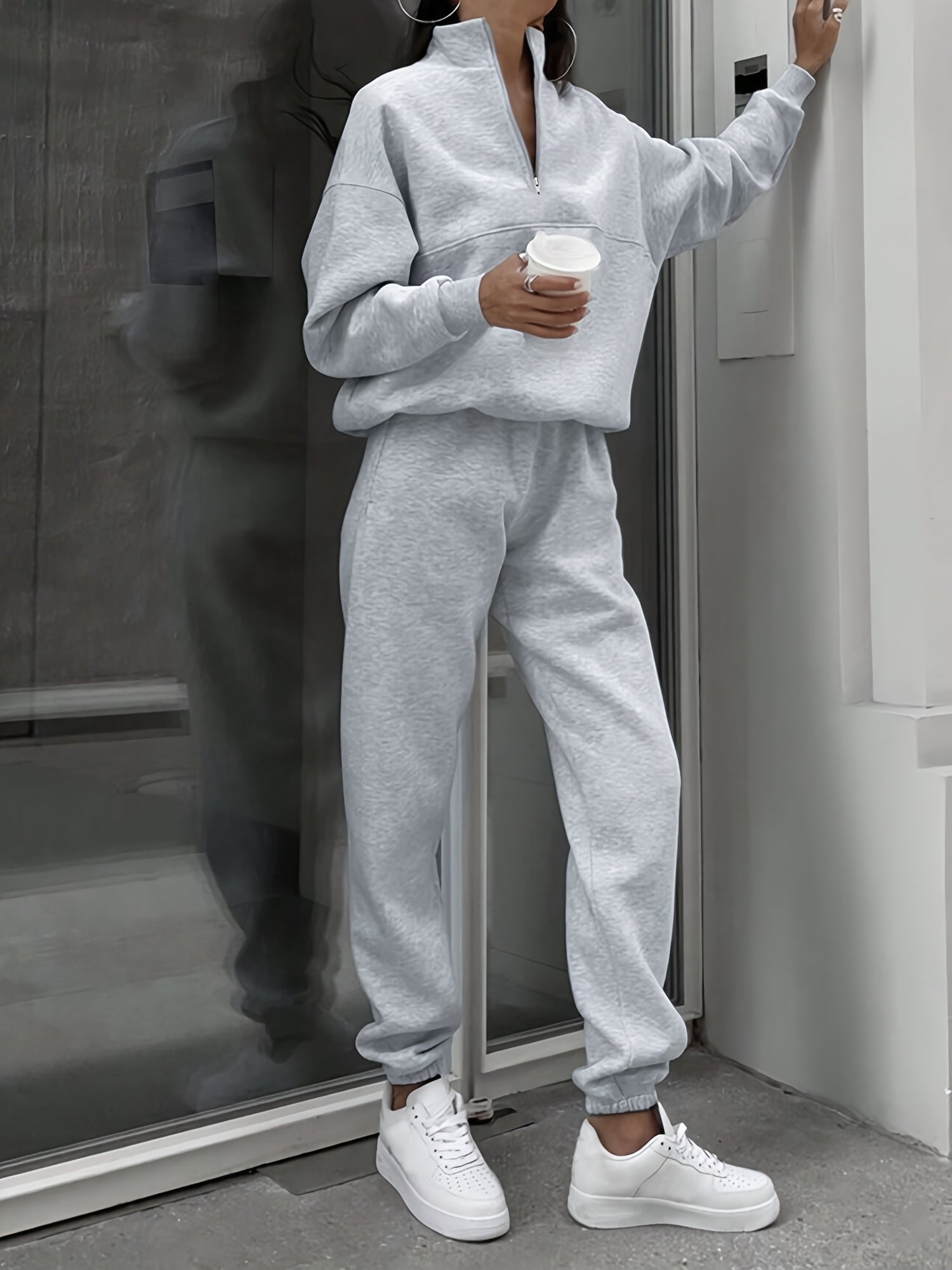 Ayollar uchun tasodifiy moda to'plami, 95% polyester va 5% spandeksdan tayyorlangan, turli ranglarda turg'un bo'yinli sviter va shimlarni o'z ichiga oladi. Kuz/qish mavsumlari uchun mos, to'qilgan mato bilan.