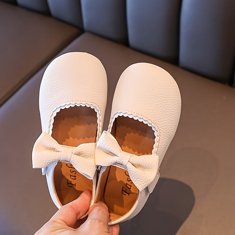 Qizlar uchun chiroyli bog'ich detali, yumshoq taglik, qora, jigarrang va bej rangda yopishqoq tasma bilan yopiladigan tekis poyabzal, qulay yurish uchun mustahkam PU material.