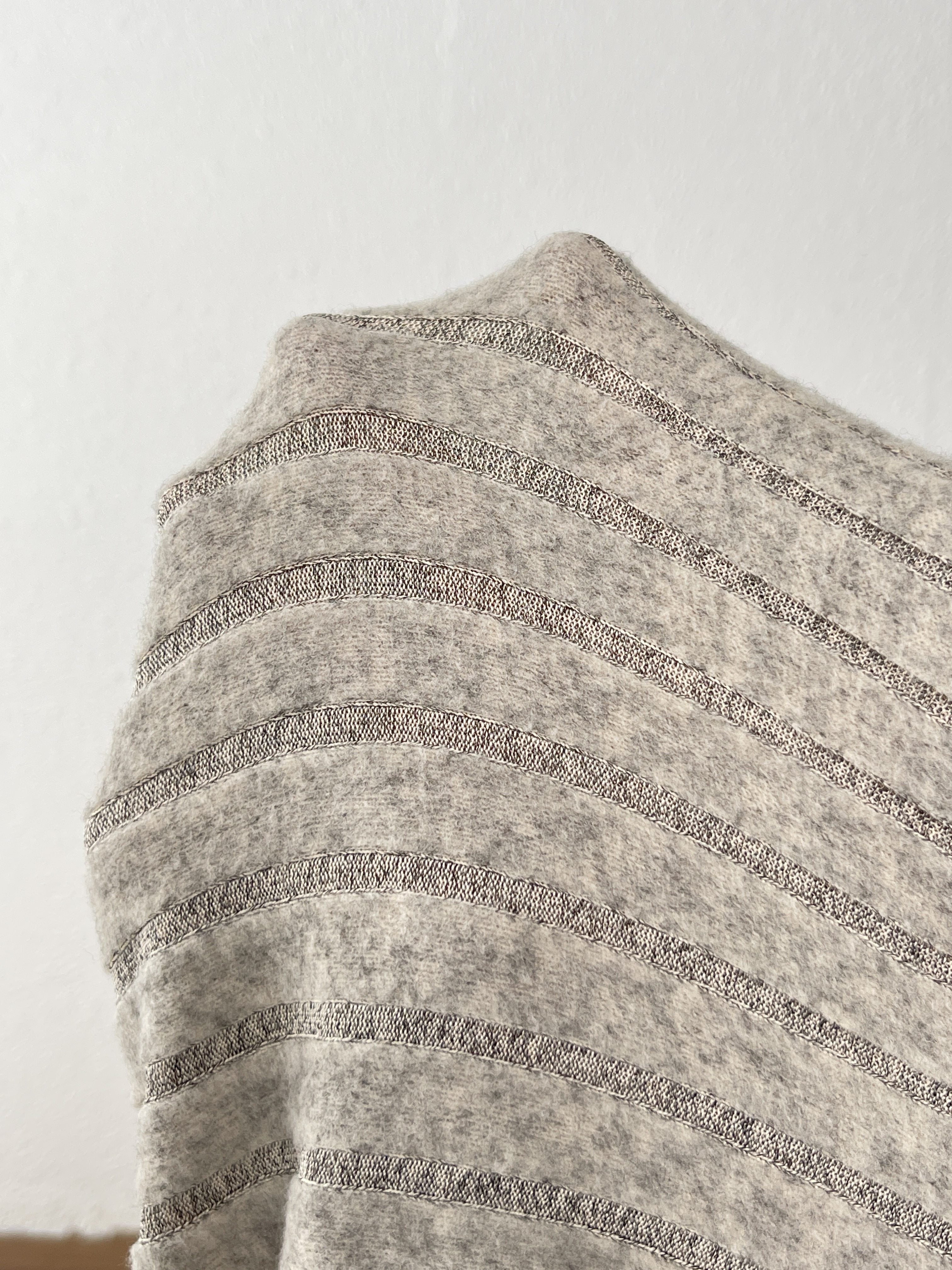 Представляем нашу новую коллекцию осень/зима для женщин: стильный комплект из двух предметов с длинными рукавами, текстурированным однотонным цветом, фальшивыми пуговицами и рифлеными спущенными плечами для повседневного образа.