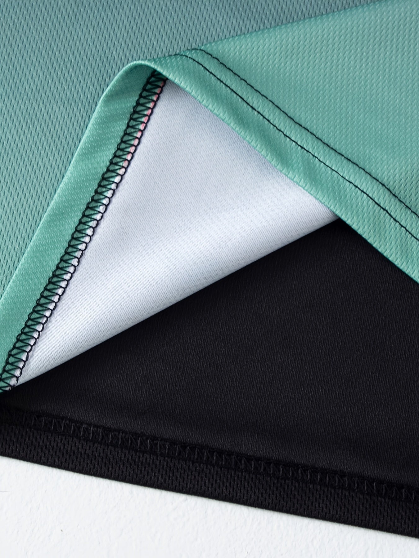 Erkaklar uchun 2 qismli sport kiyimlari to'plami, qisqa yengli ko'ylak va gradient rangdagi shortlar, nafas oladigan va tez quriydigan, oddiy moslikda.