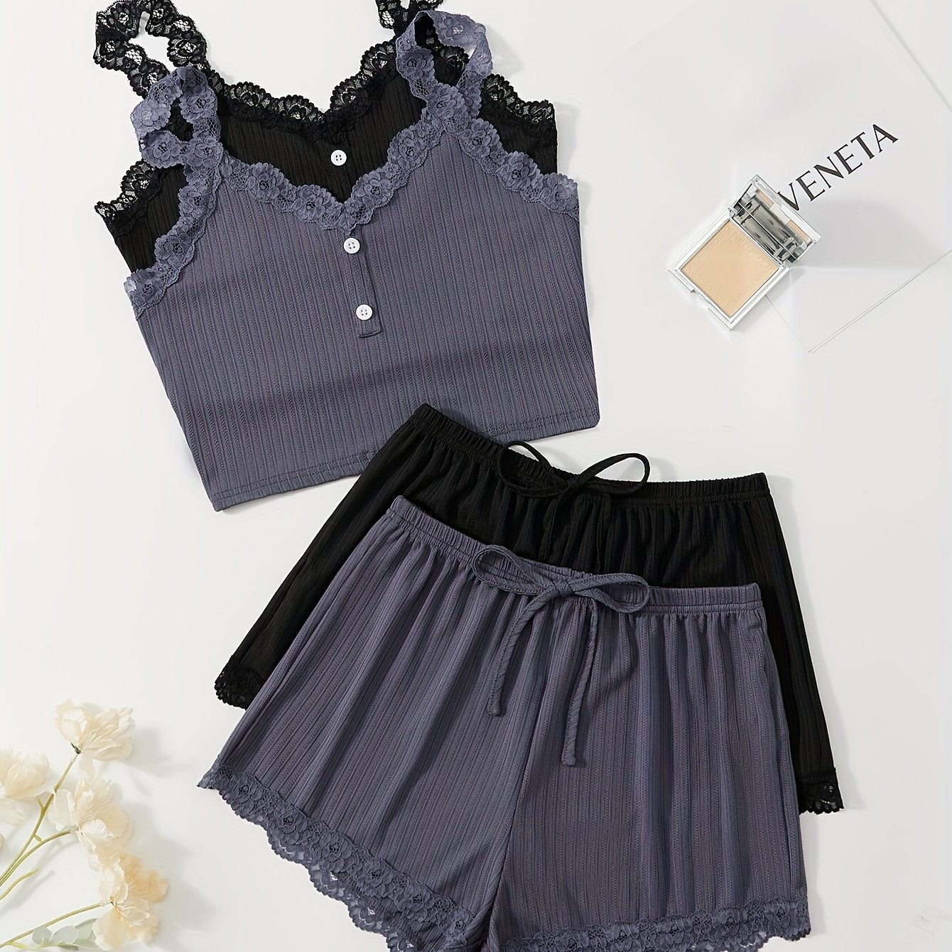 Ayollar uchun dantel bilan bezatilgan ribbed pijama to'plami, V-shaklidagi kamzuli yuqori va tortma belli shortlar bilan. Mashinada yuvish mumkin. Bir nechta ranglarda mavjud.