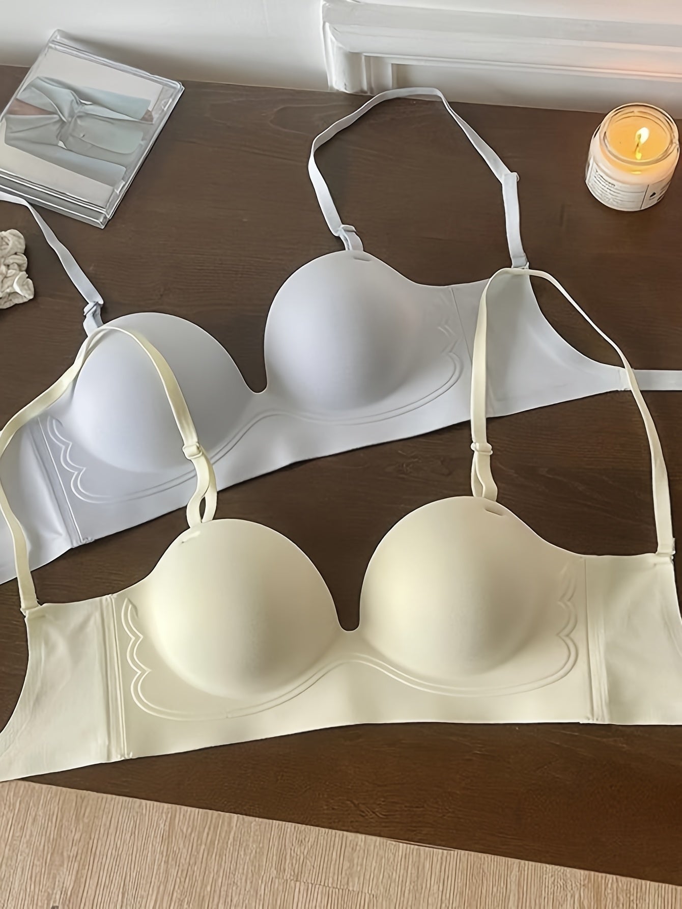 Kichik yoki tekis ko'kraklar uchun mo'ljallangan U-shaklidagi orqasiz brass, simsiz qo'llab-quvvatlaydi va kuchaytiradi, orqasiz kiyimlar uchun ideal.