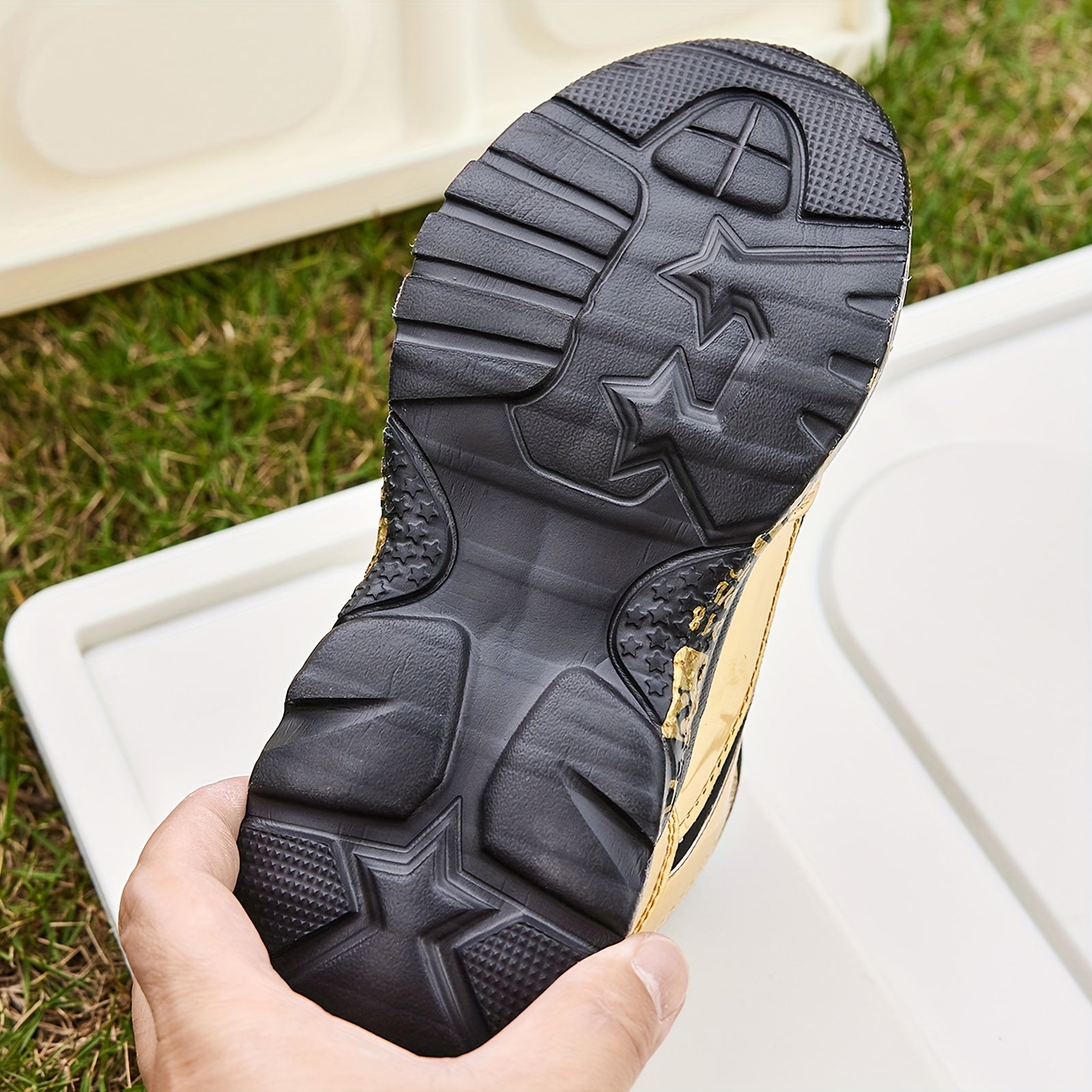 Preppy uslubidagi bolalar sport krossovkalari T-yostiq, multfilm naqshi, qopqoq va lenta yopilishi, pastki qismi va mato ichki qismi bilan. EVA taglik, PU yuqori qismi, mato astar, to'plar va kamon detali mavjud. Ideal